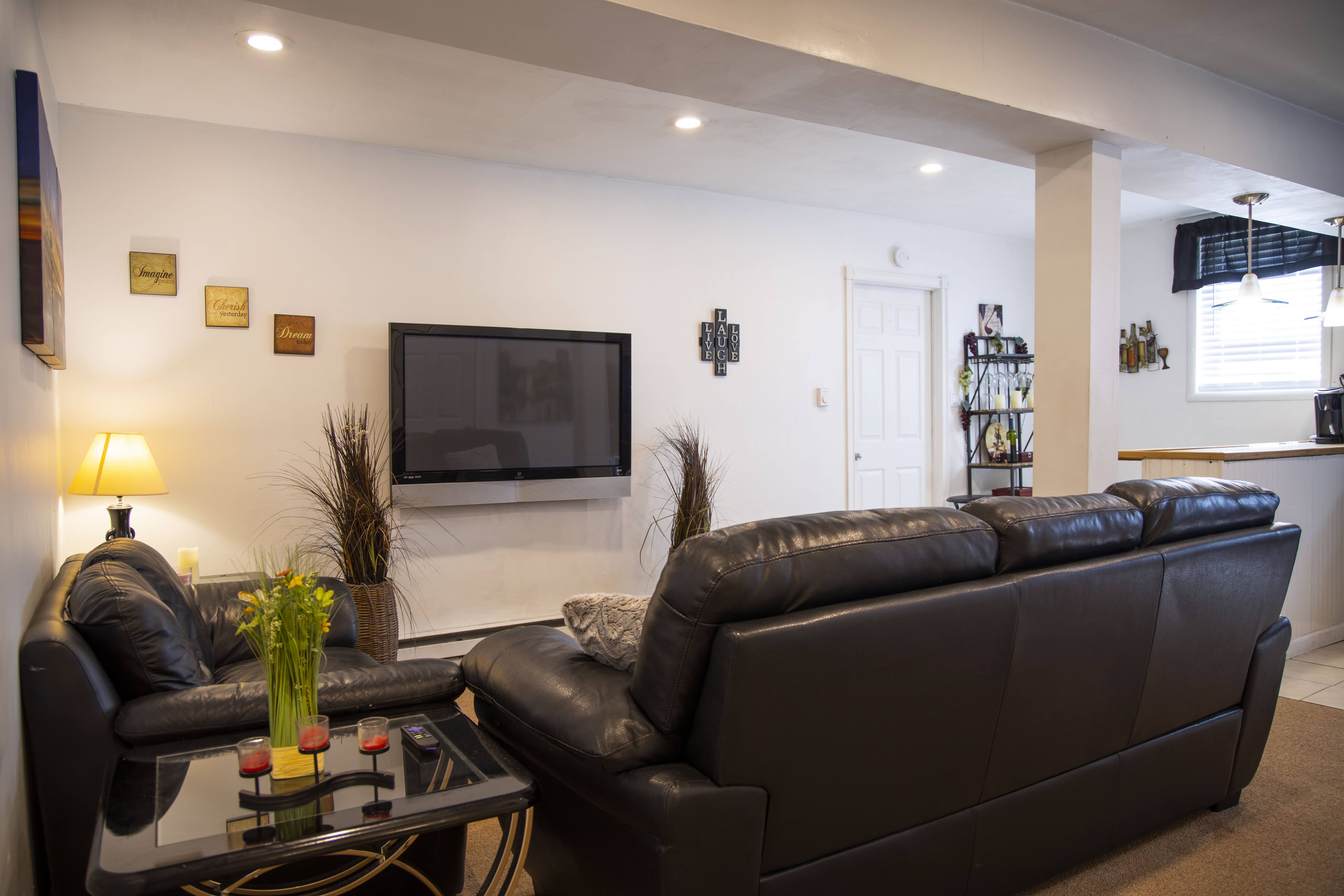 Modern Clean 2 Bedroom Apartment Quiet Wooded Area