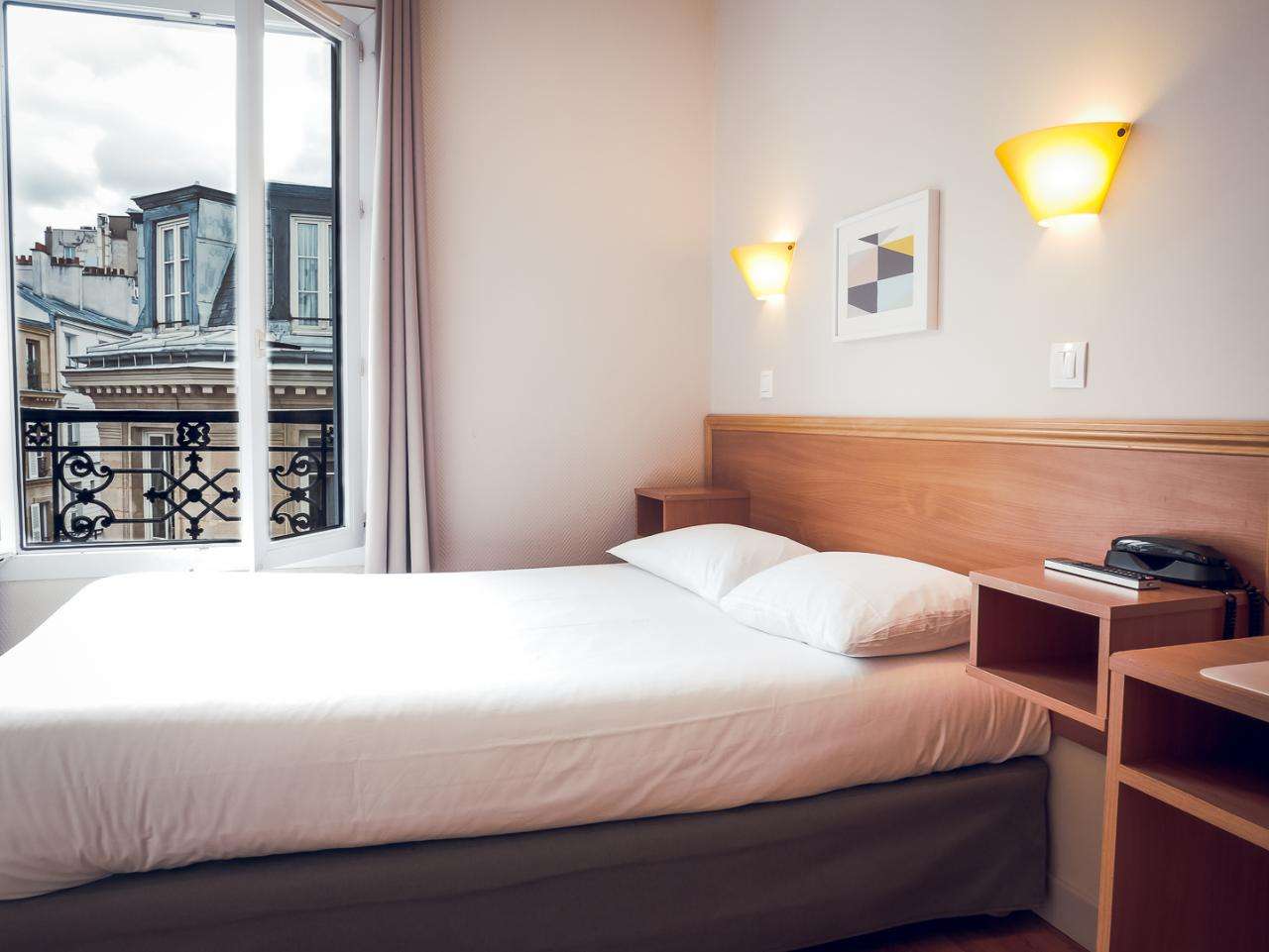 MONTMARTRE- Room ( double bed) /shared bathroom