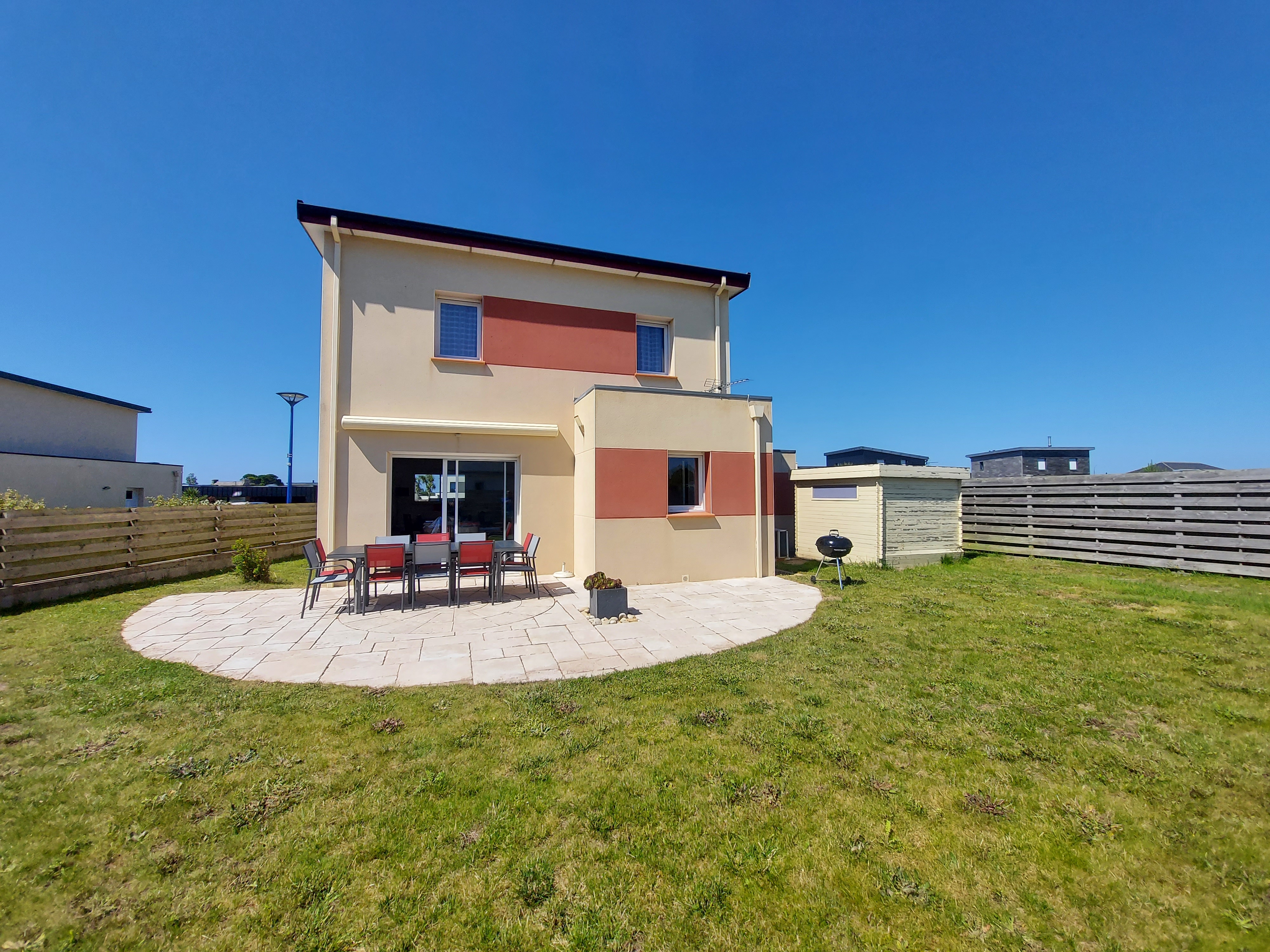 Bright house quiet area, close to sea, 8 per