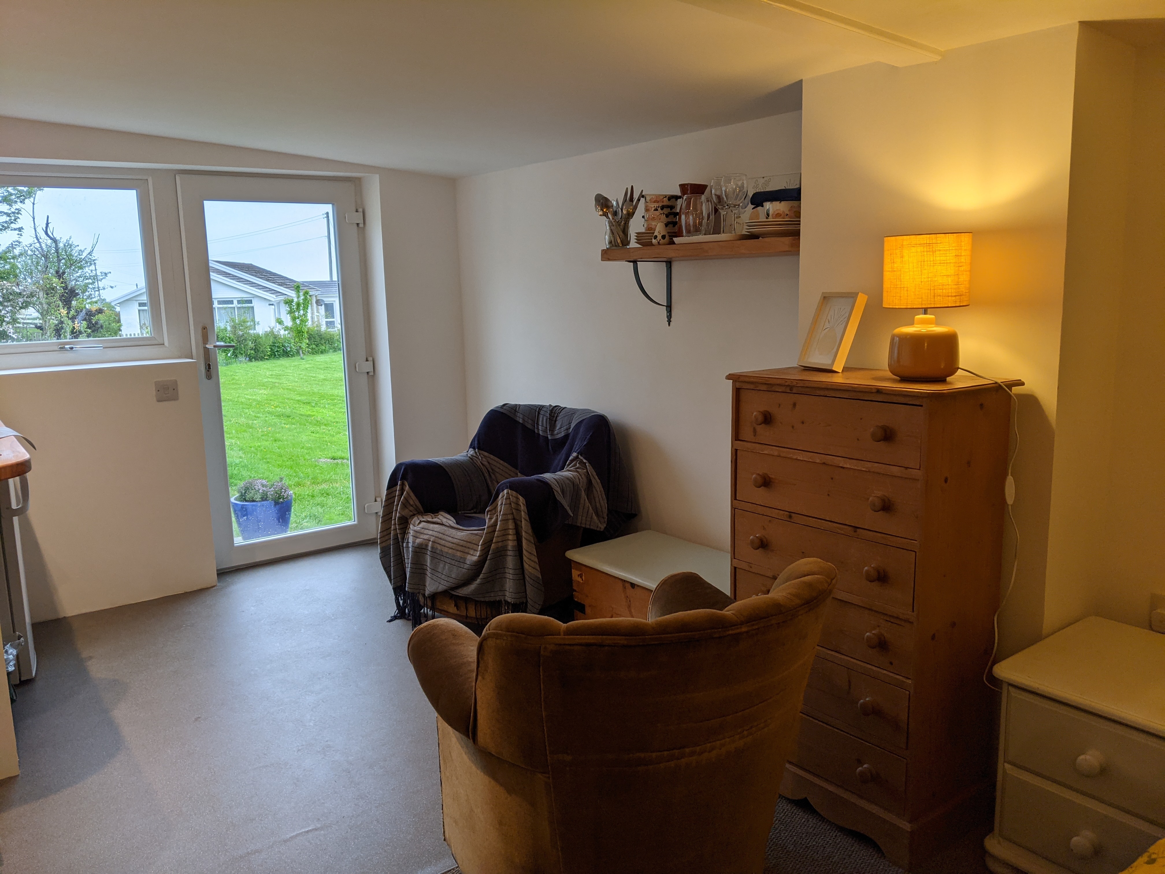 Sea views self contained 20 min walk to beach