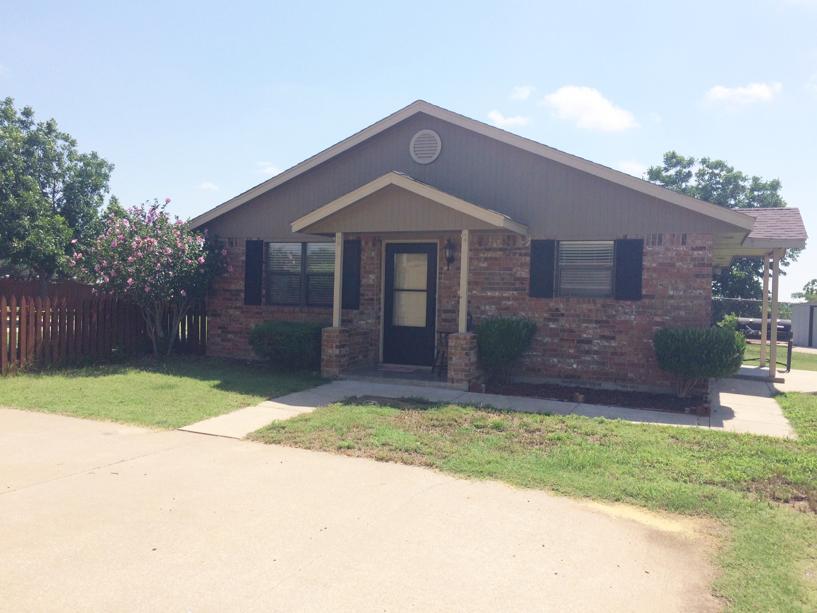Home with Pool near Ft. Sill & The Wildlife Refuge Guesthouses for