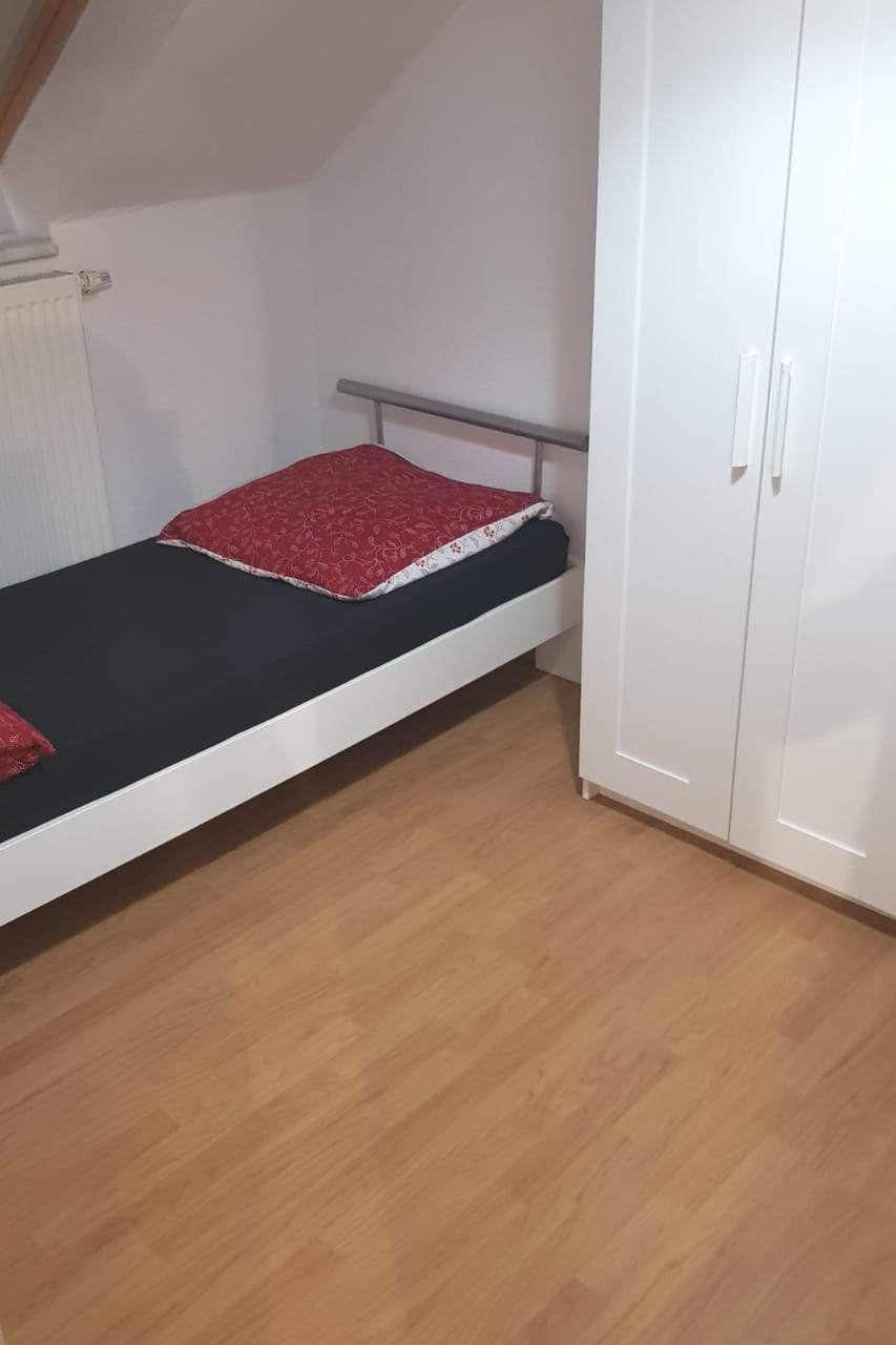 Paul single room with desk