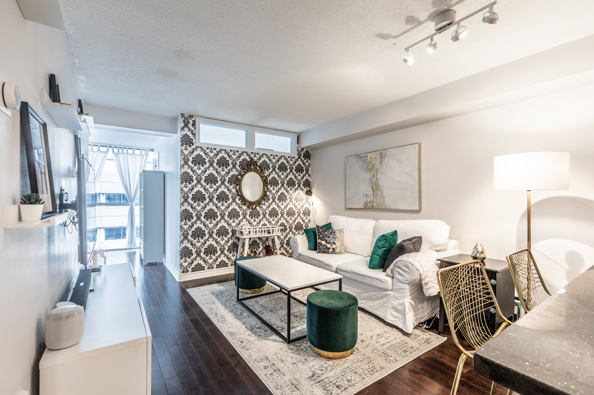 2BR+Pullout, Sleeps 6, 1BA, Parking - Downtown Gem