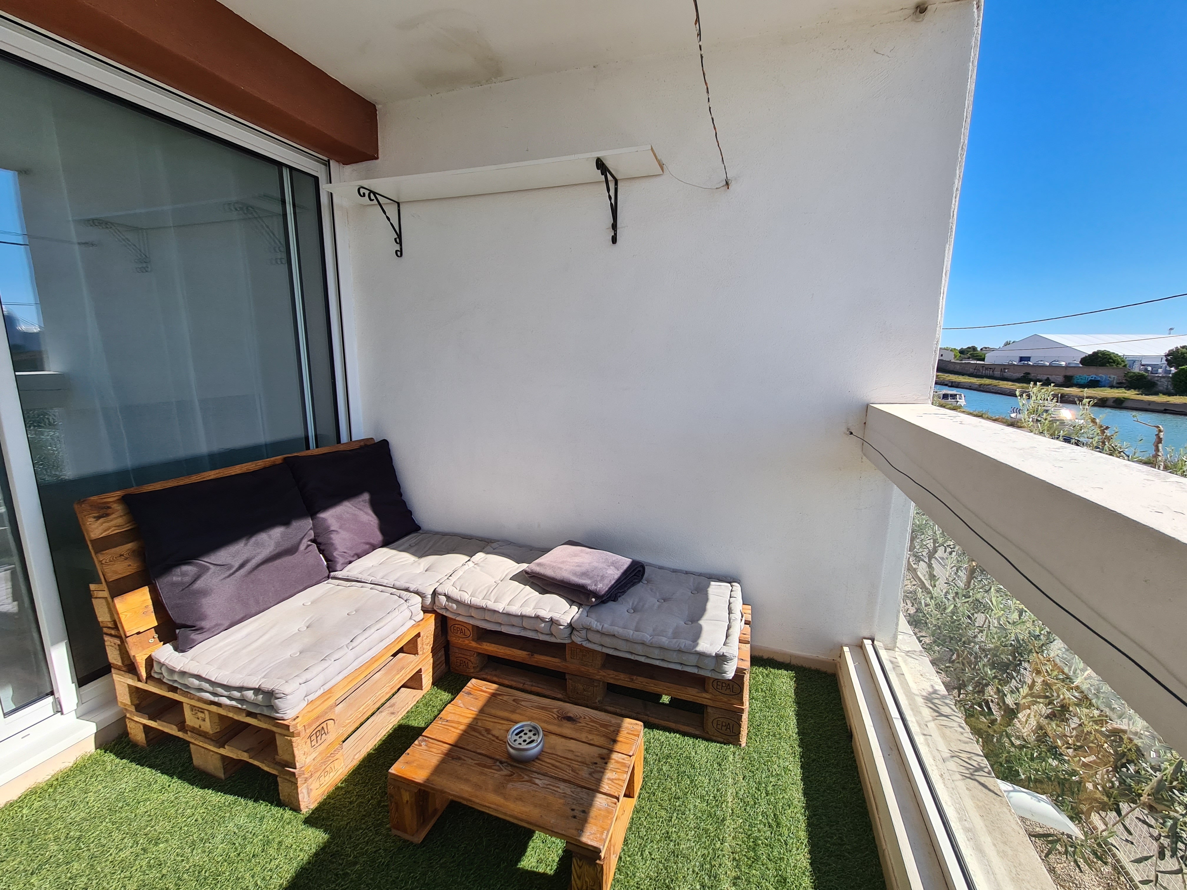 Apartment near sea