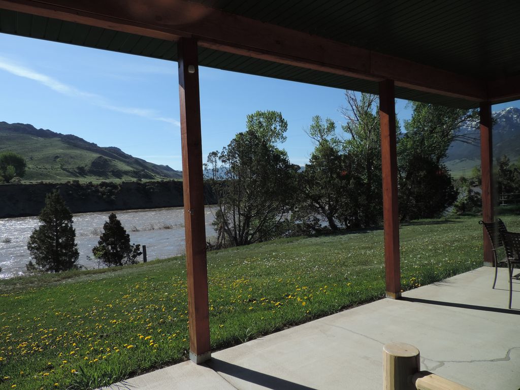 The Grizzly Den Cabin on the Yellowstone River