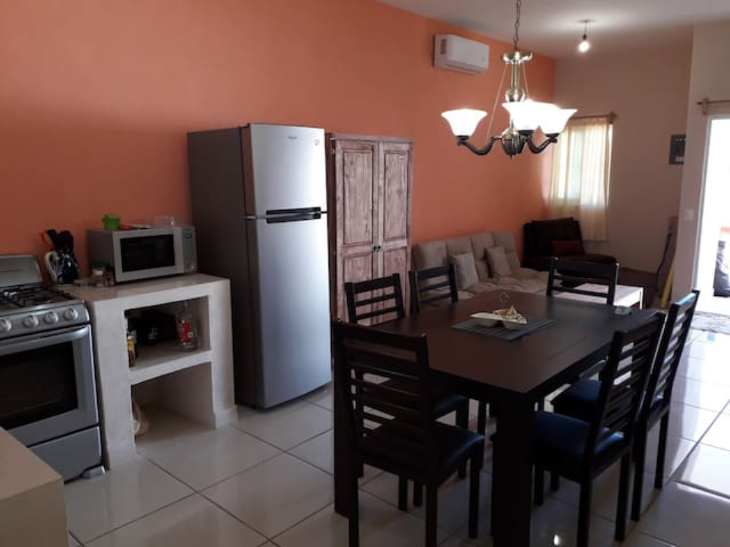Casa lucas-Maria ( 1 block from the beach)
