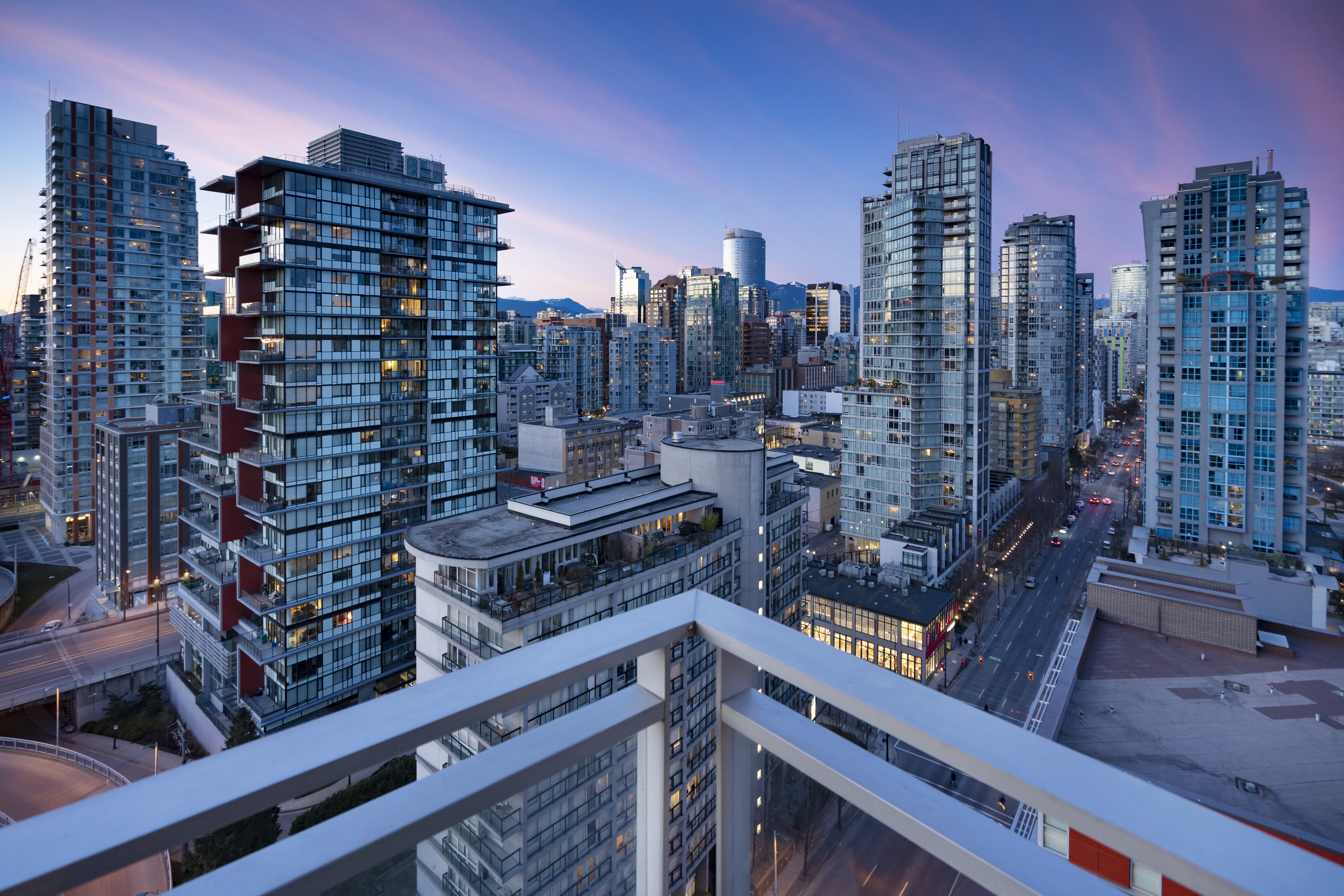 Yaletown 1BR w/ Views, Free Parking & AC