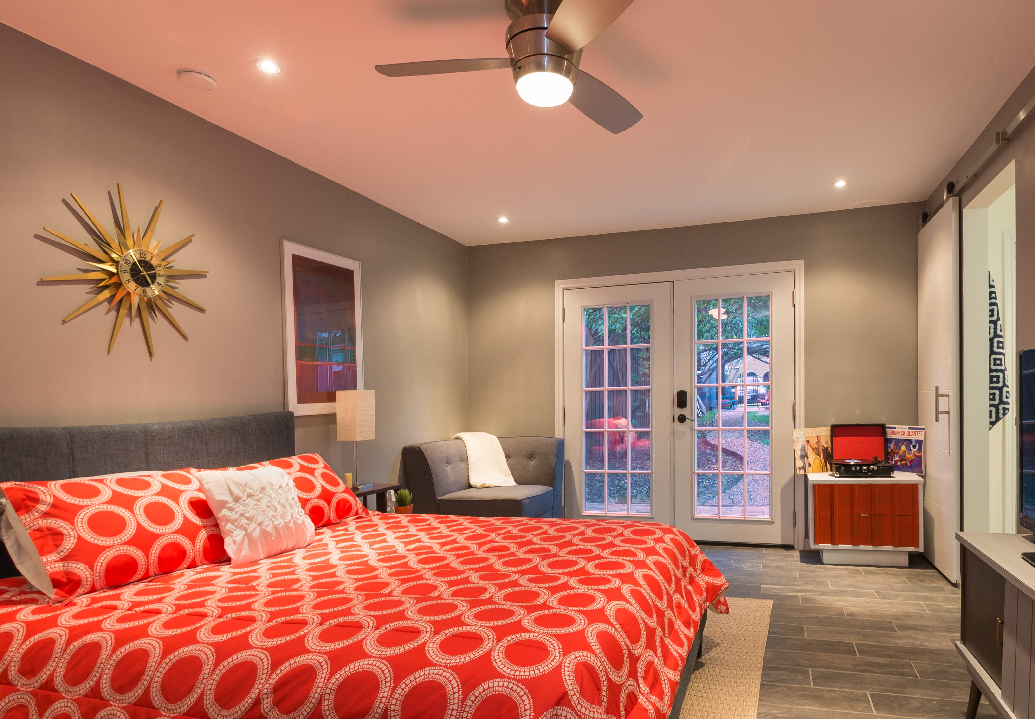 Mid Century Guest House Easy Drive to ATT Stadium! — rentals in District 1, Dallas
