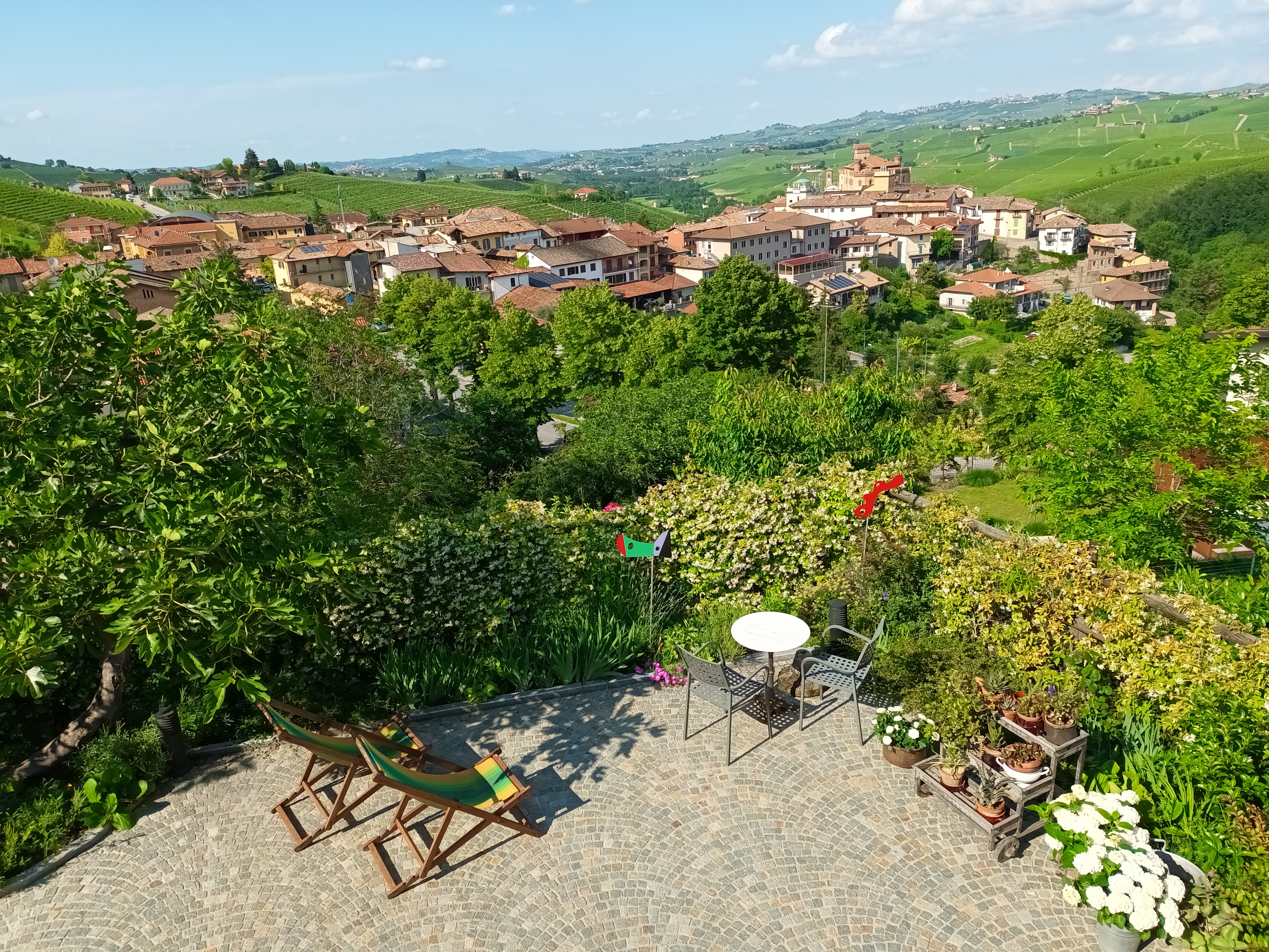 Via Einaudi 1, panoramic apartment in Barolo