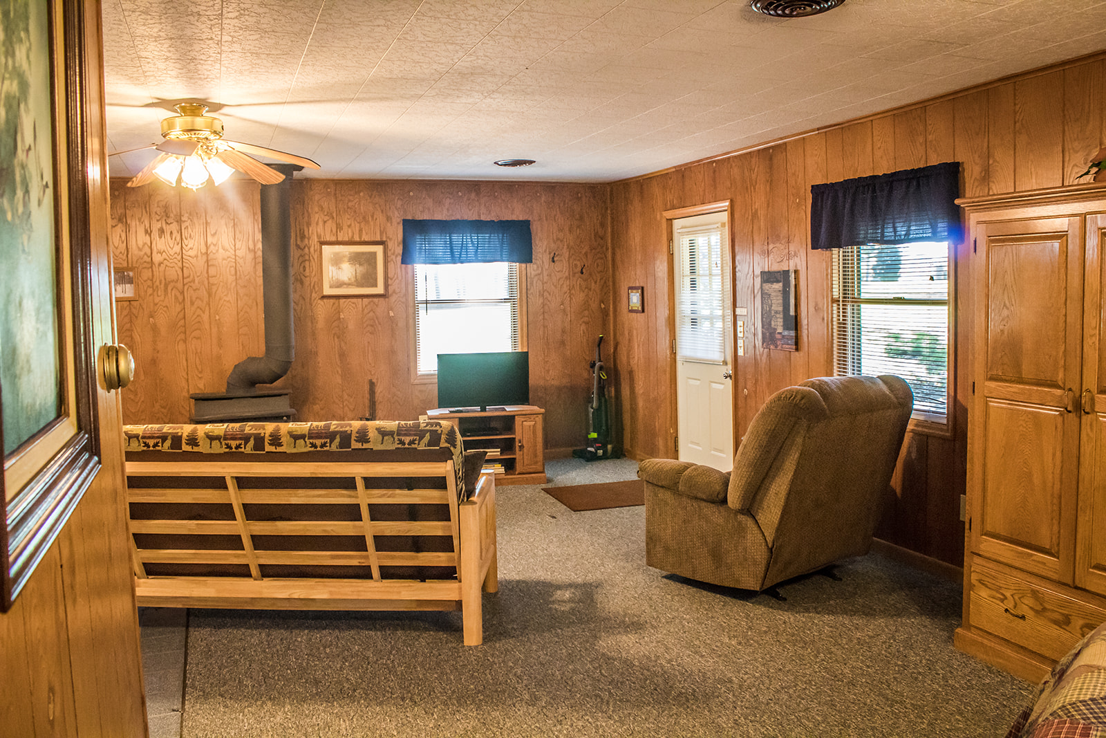 Kishauwau's Starved Rock Area Cabins Dog Friendly Cabin
