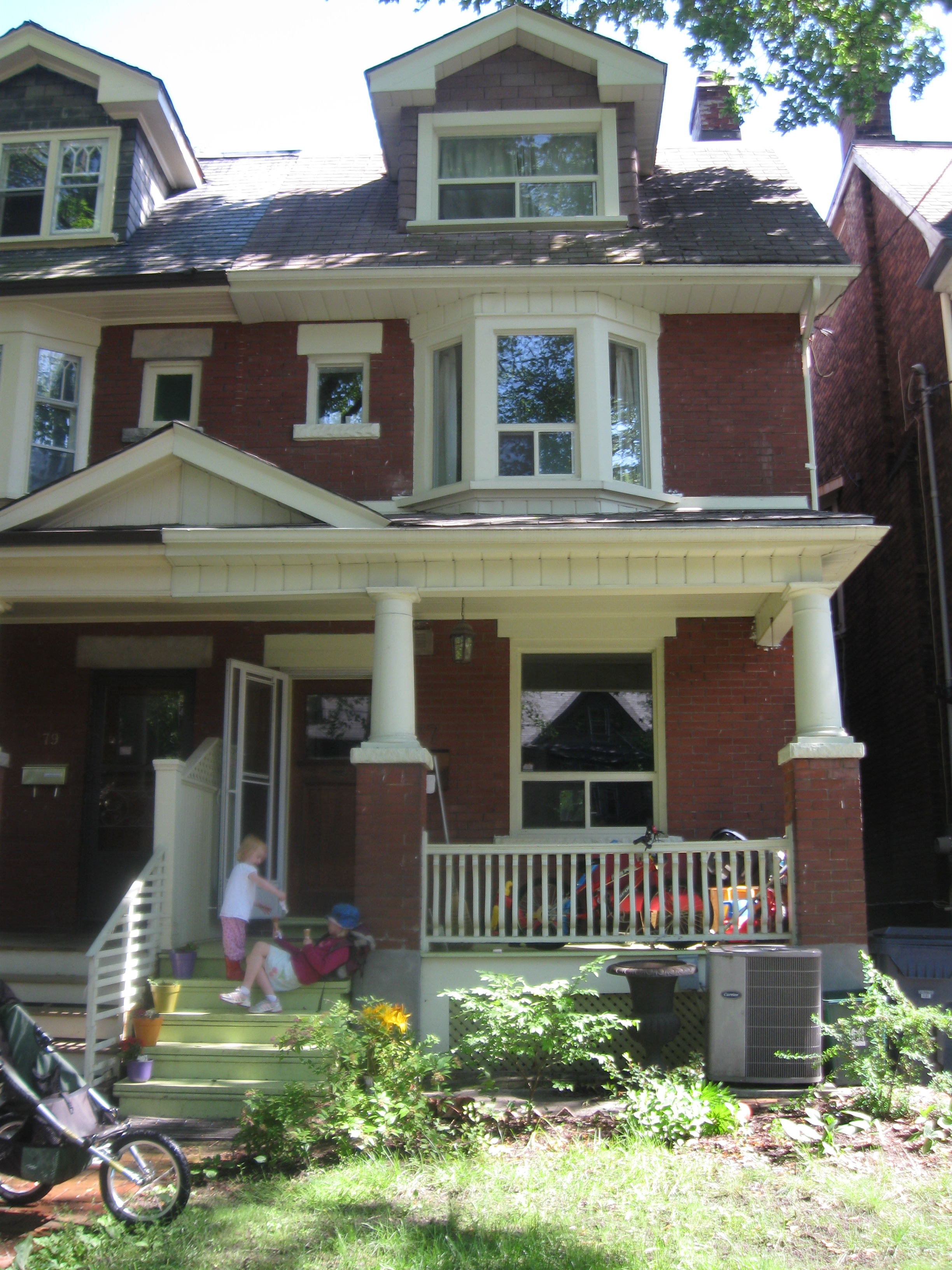 Large, ideal location, Toronto house, furnished in Playter Estates-Danforth, Toronto