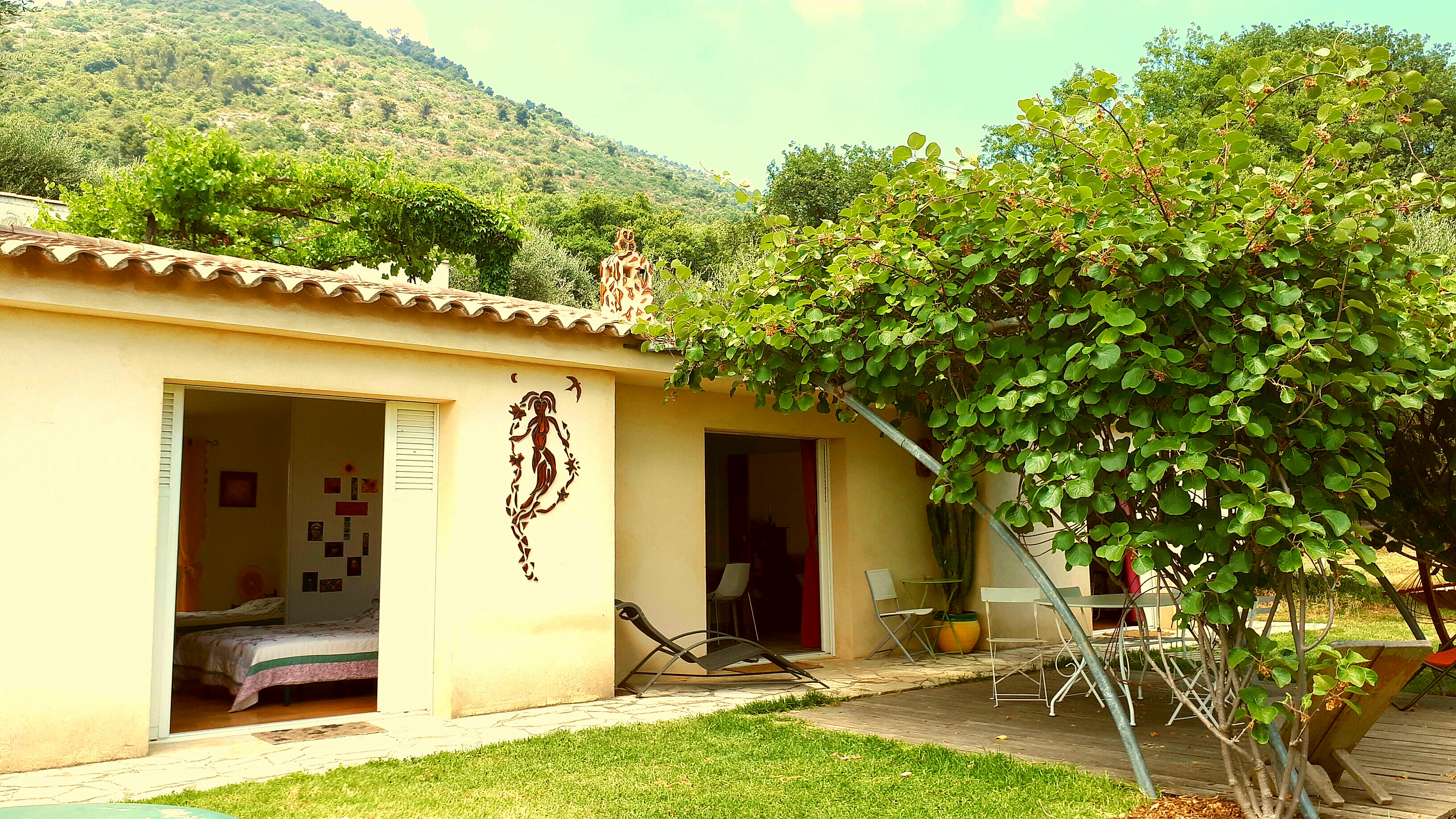 90 m2 villa with garden between sea and mountain
