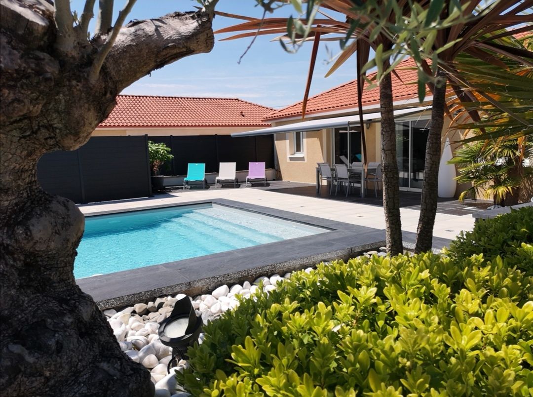 Beautiful house pool services Pyrenees.