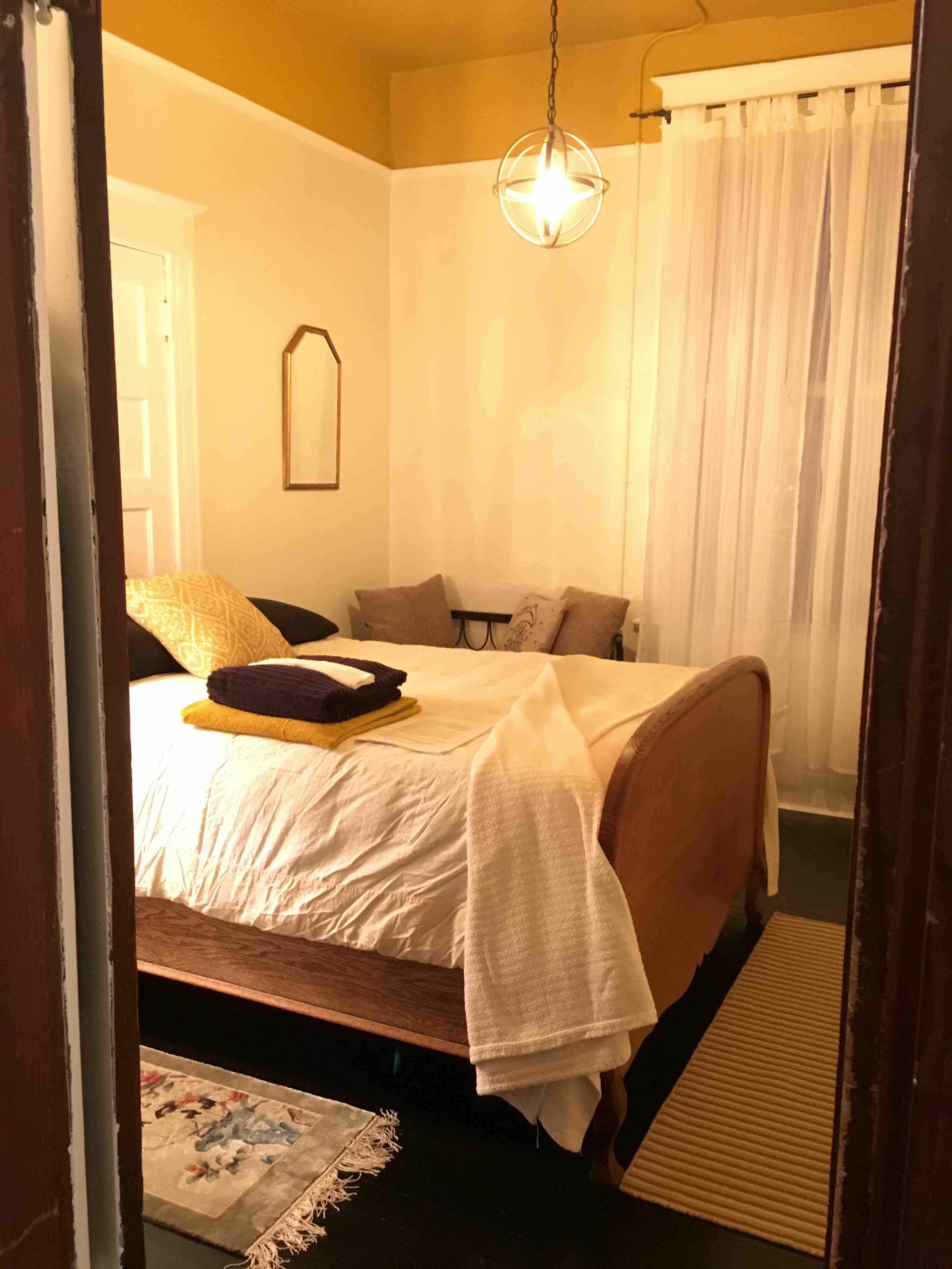 Queen Bee room w/cooling memory foam bed