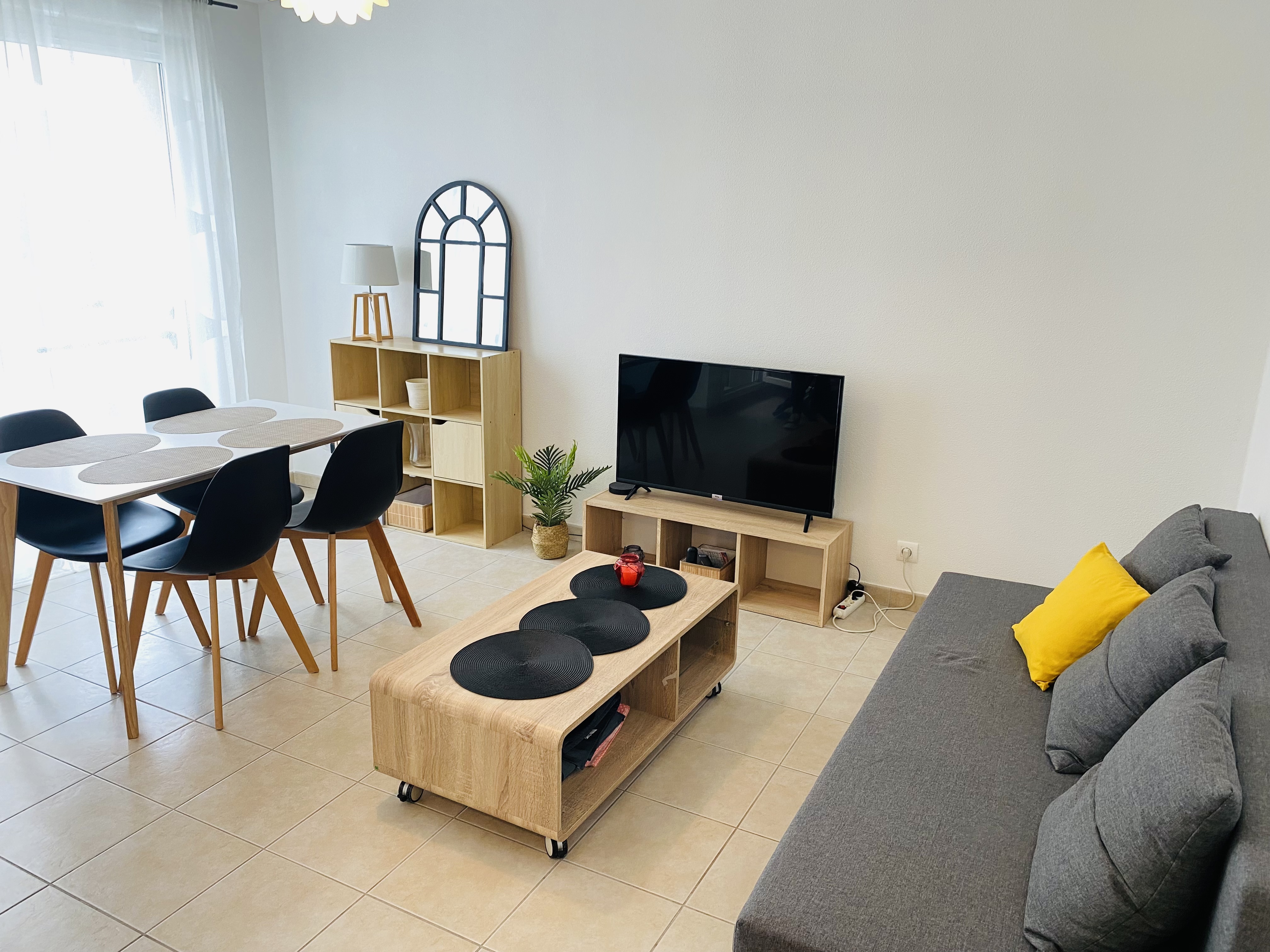 Pleasant T2 near waterfront, commerce, train station...