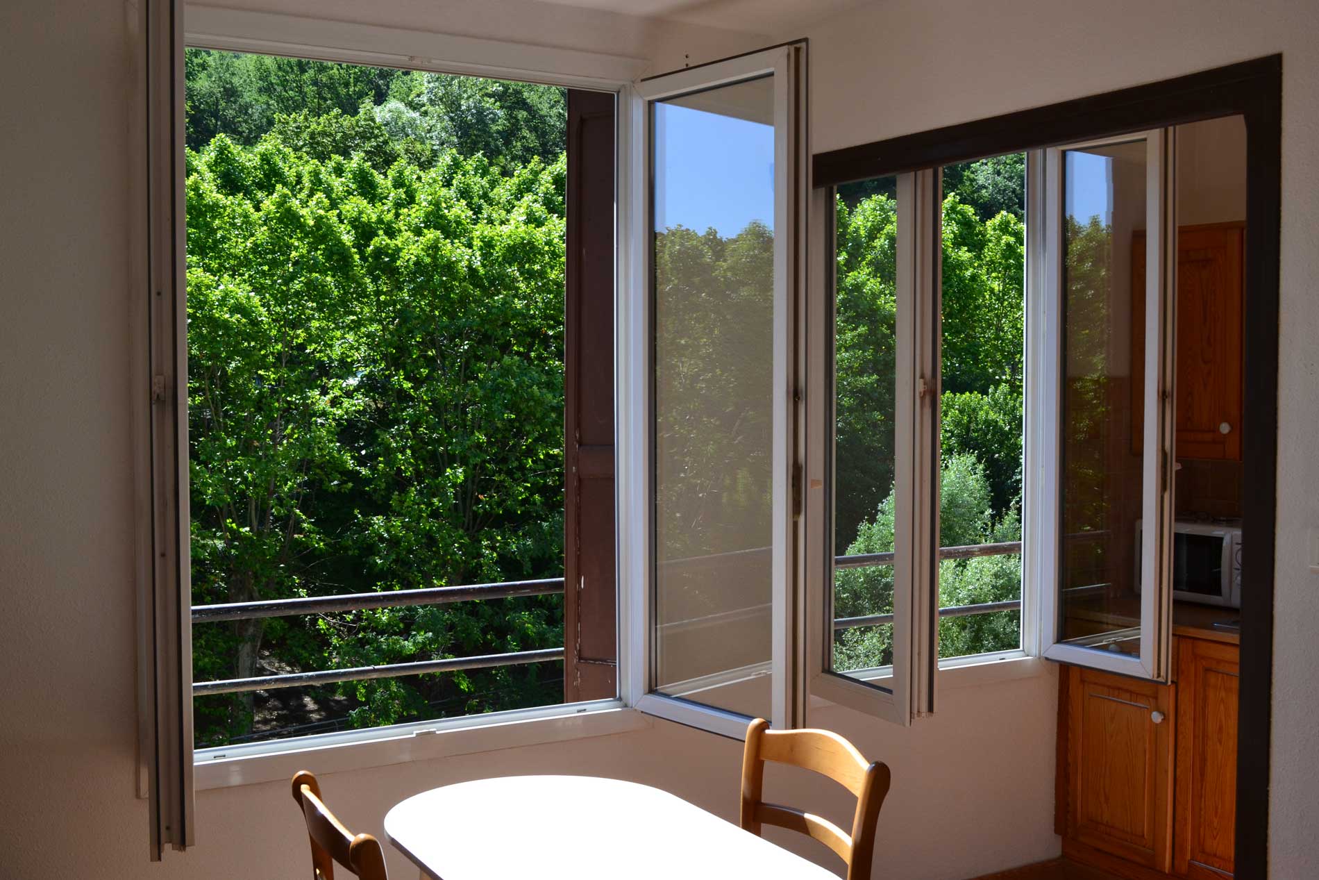 Pretty studio view 100m from the thermal baths with parking