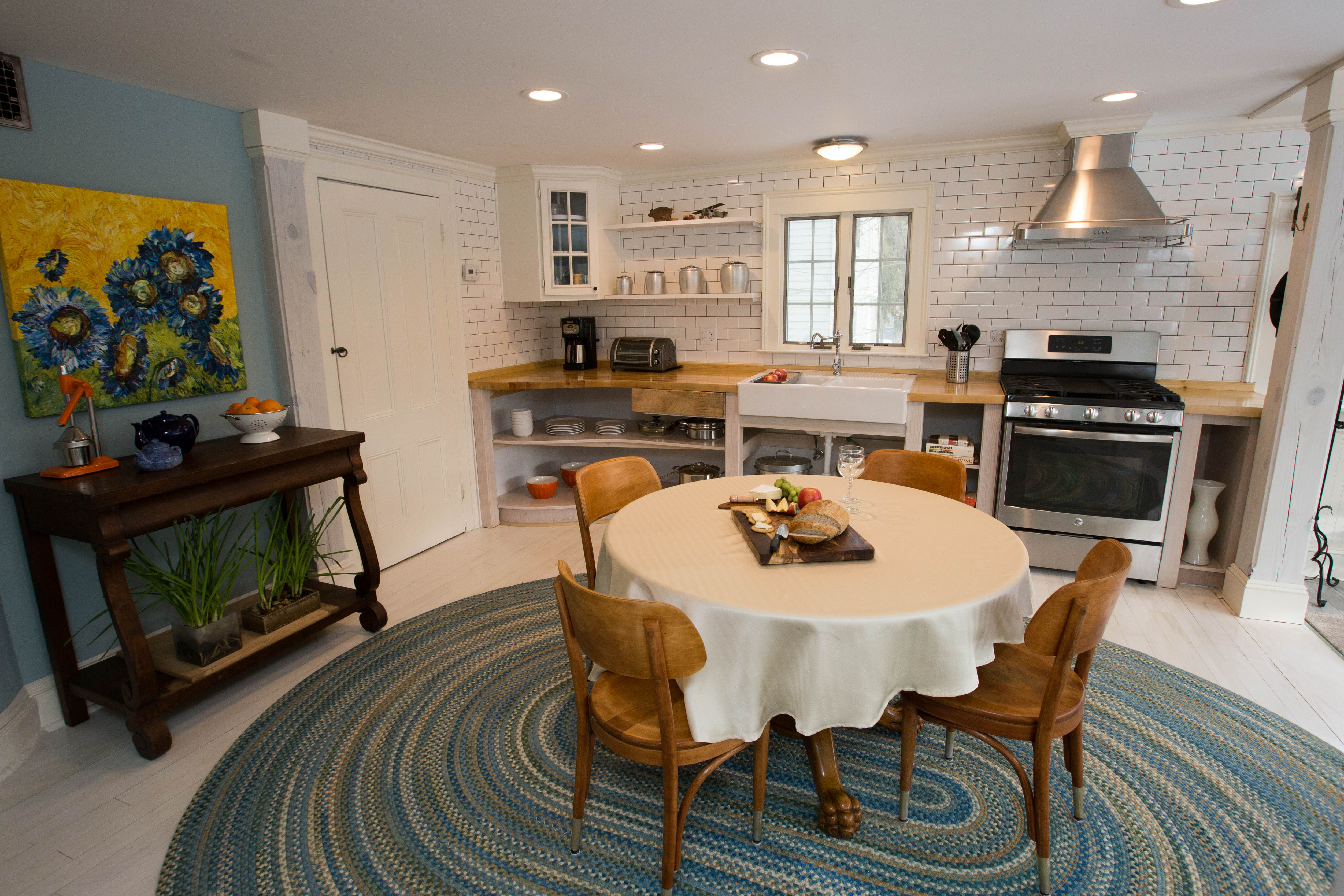 Warwick Village Apt w Off St Parking