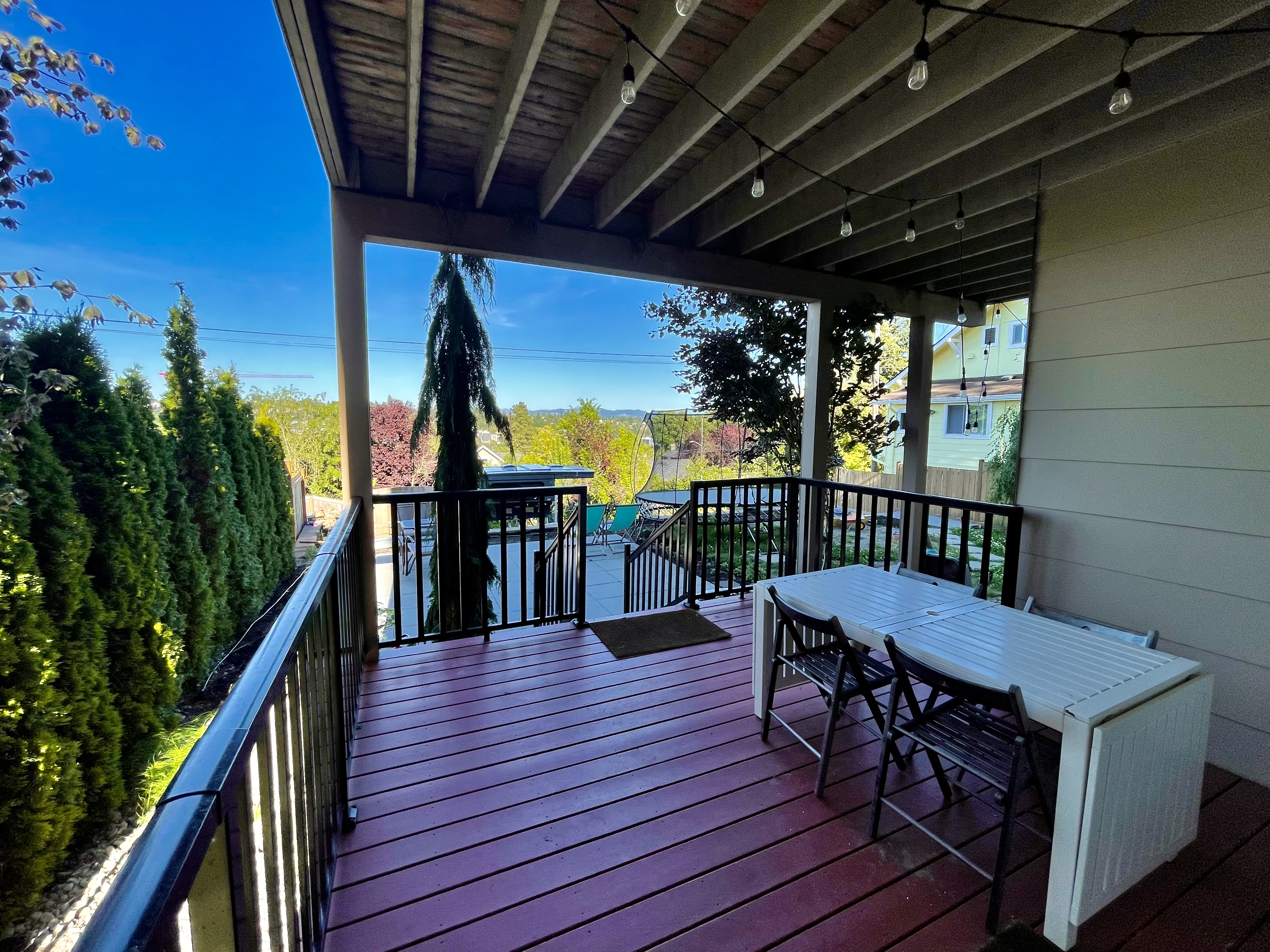 Urban Spa & King Bed Apt with view from porch!