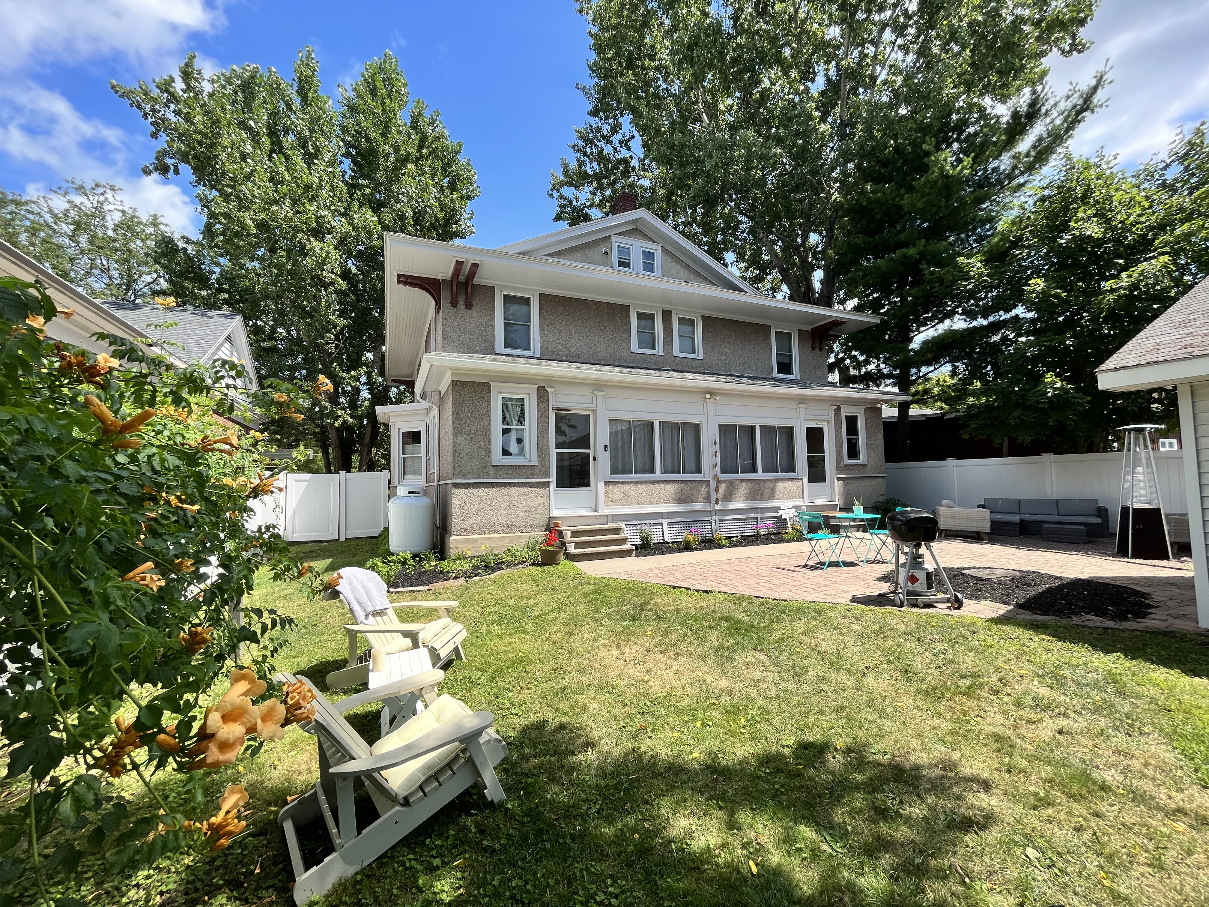 Hidden Gem! 1/2 block to SLR - Pet Friendly.
