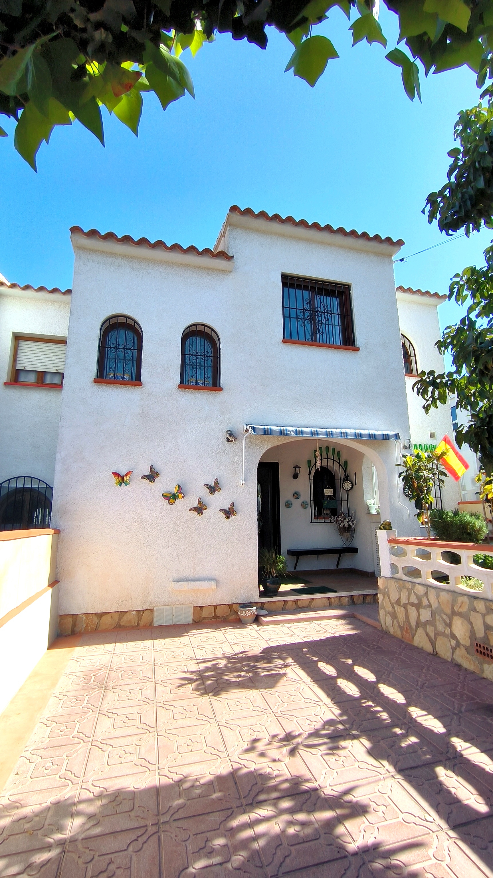 Corner Townhouse with community pool - town Centre