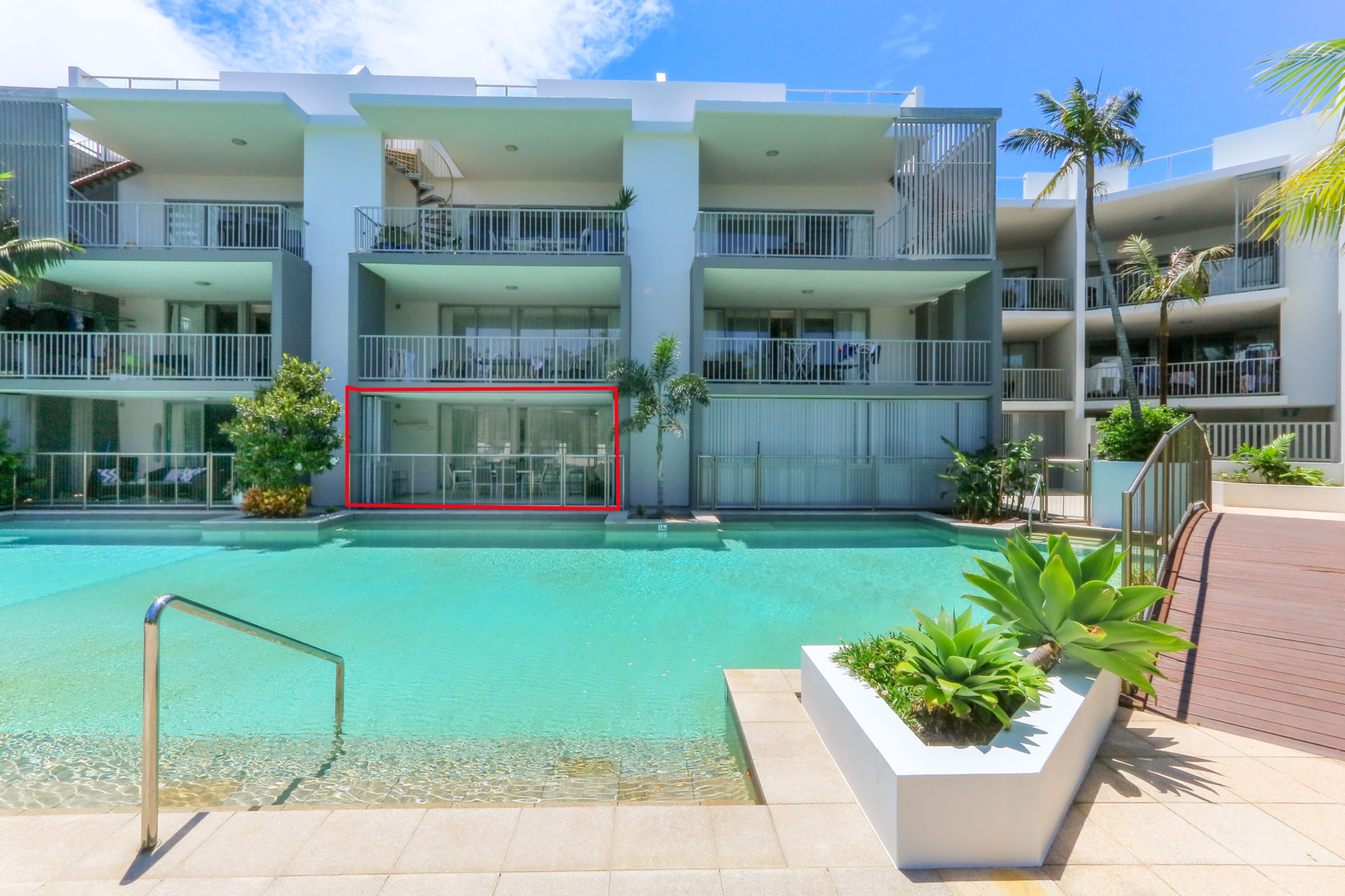 Deluxe Swim up apartment in Casuarina Apartments for Rent in