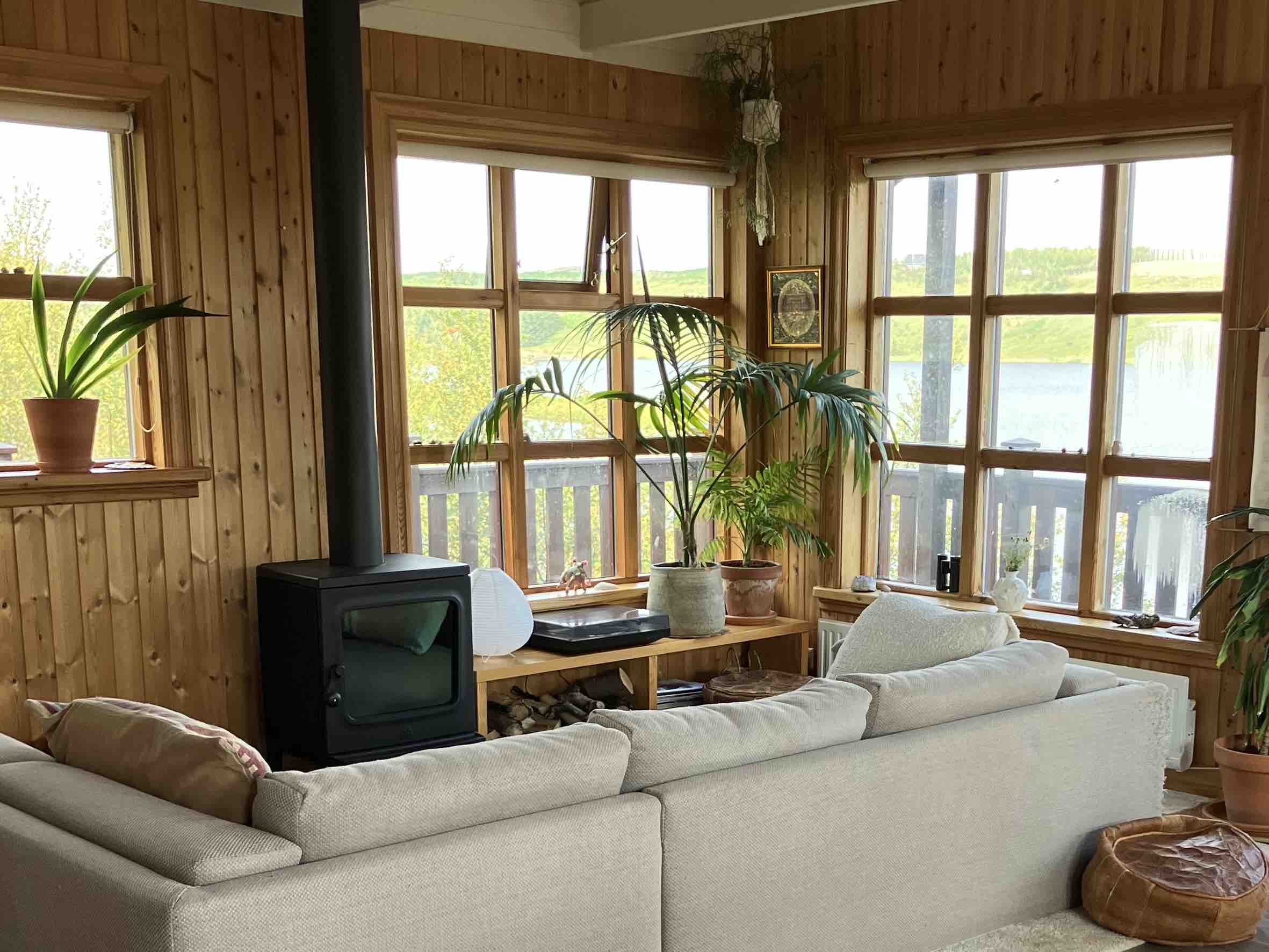 Bright & cosy cottage by a lake.