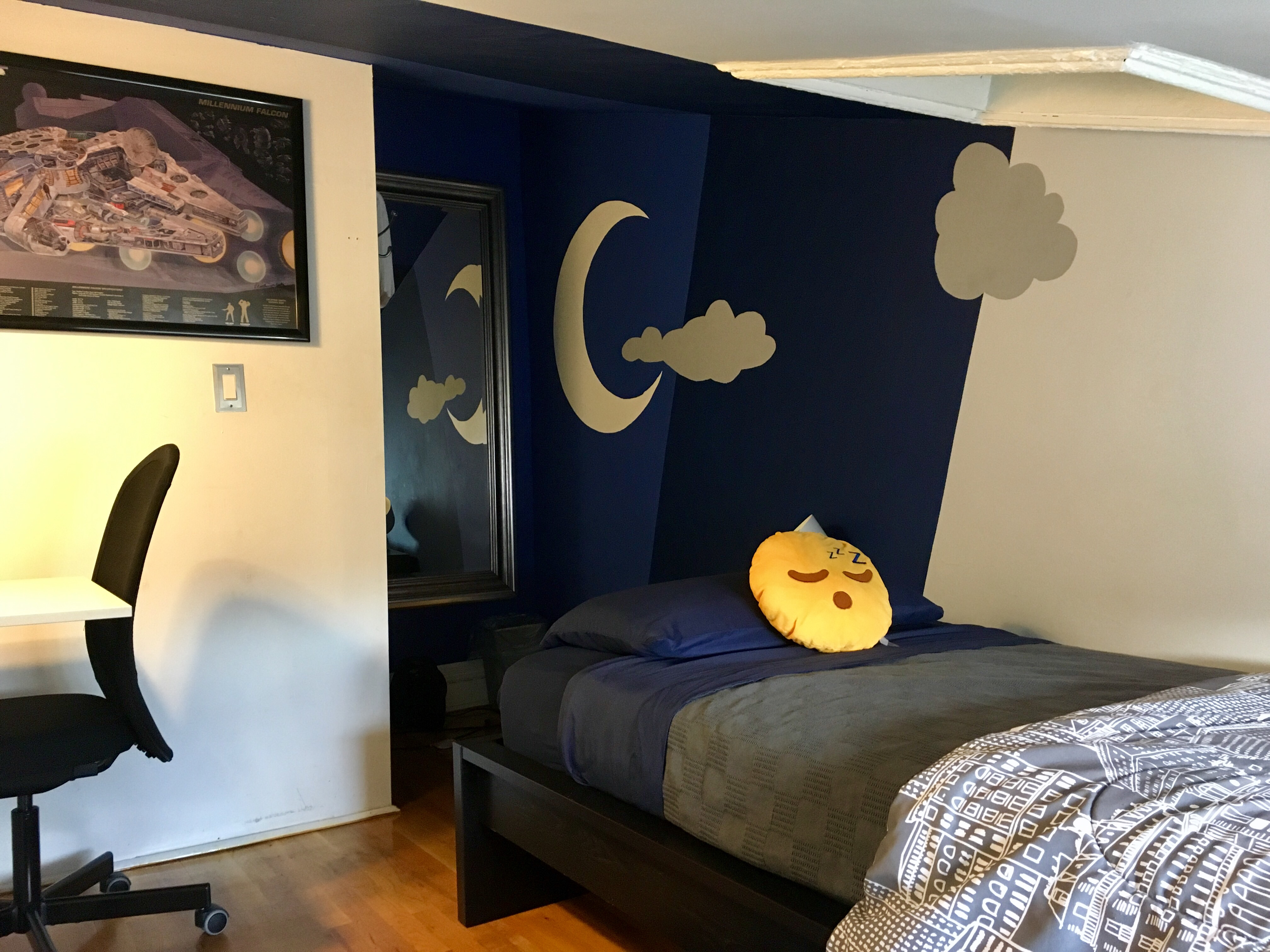 Private Moonlight Room in Brownstone Near Subway