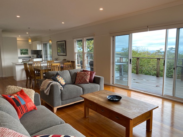 McCrae: 5 minute walk to the beach with bay views