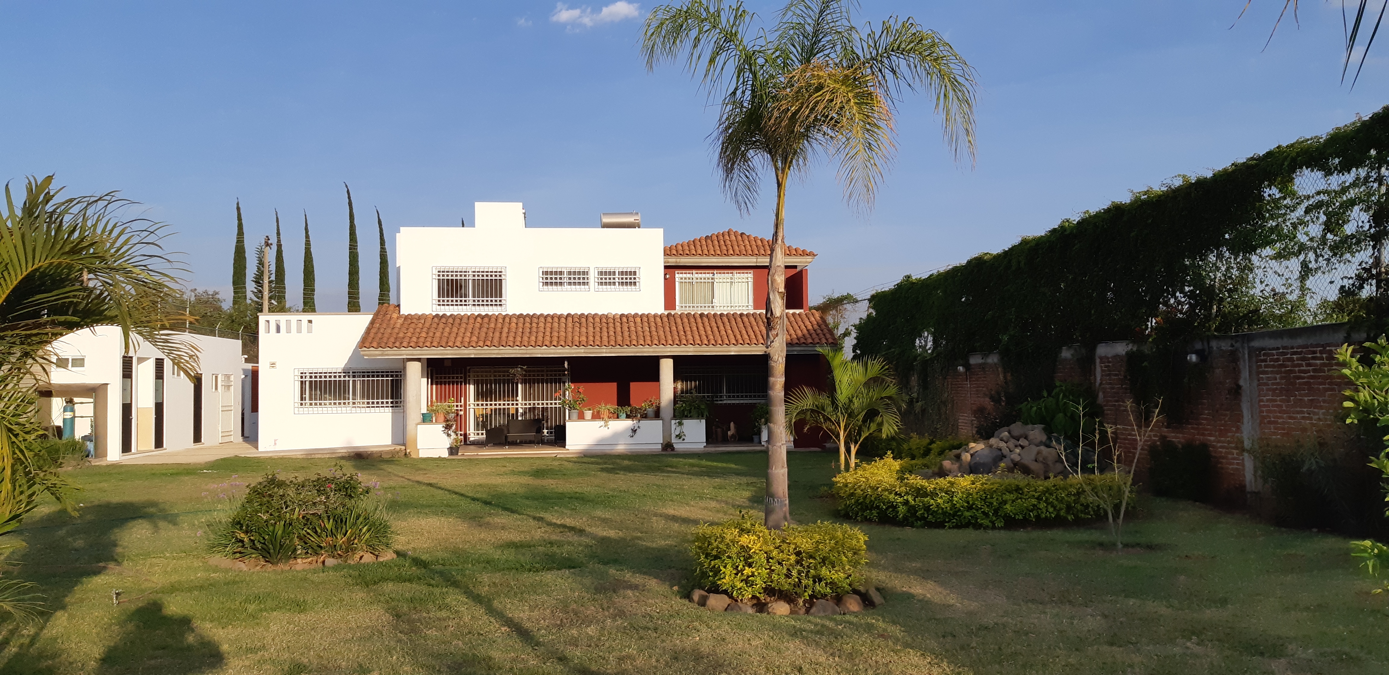 Spacious and beautiful residence paradise included