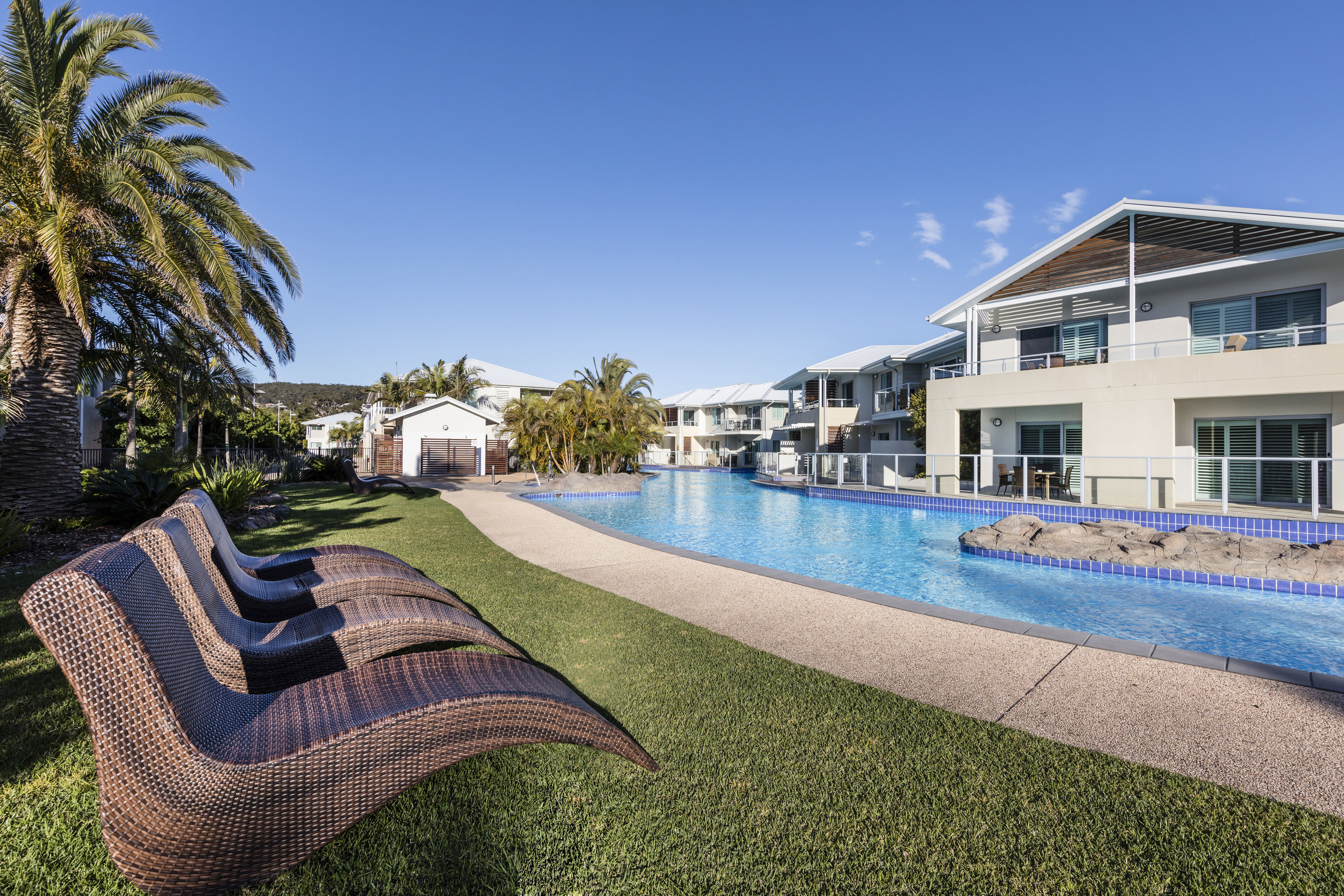 Spacious 2 Bed Apartment steps from Lagoon Pool