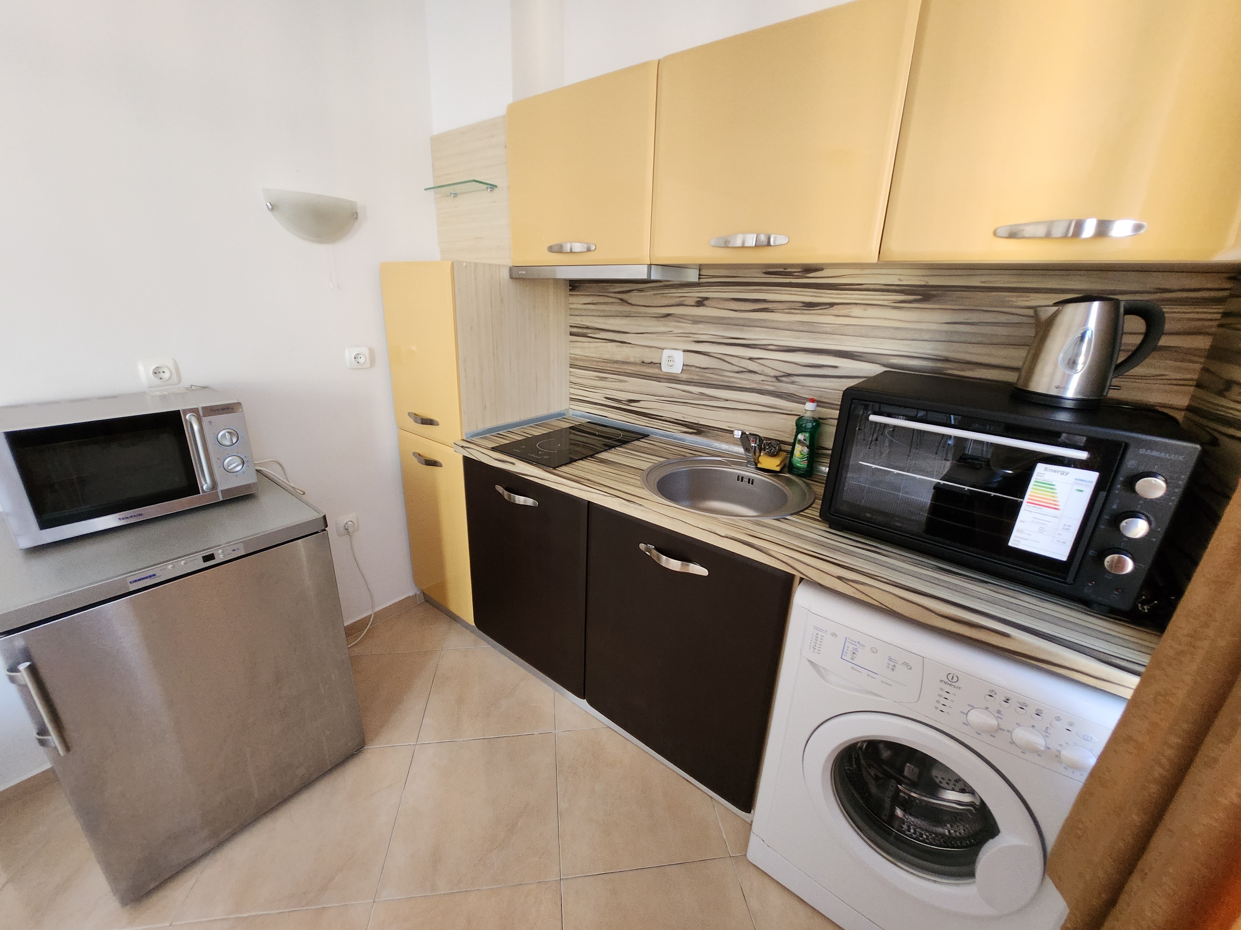 Sunny apartment in Pomorie near the sea
