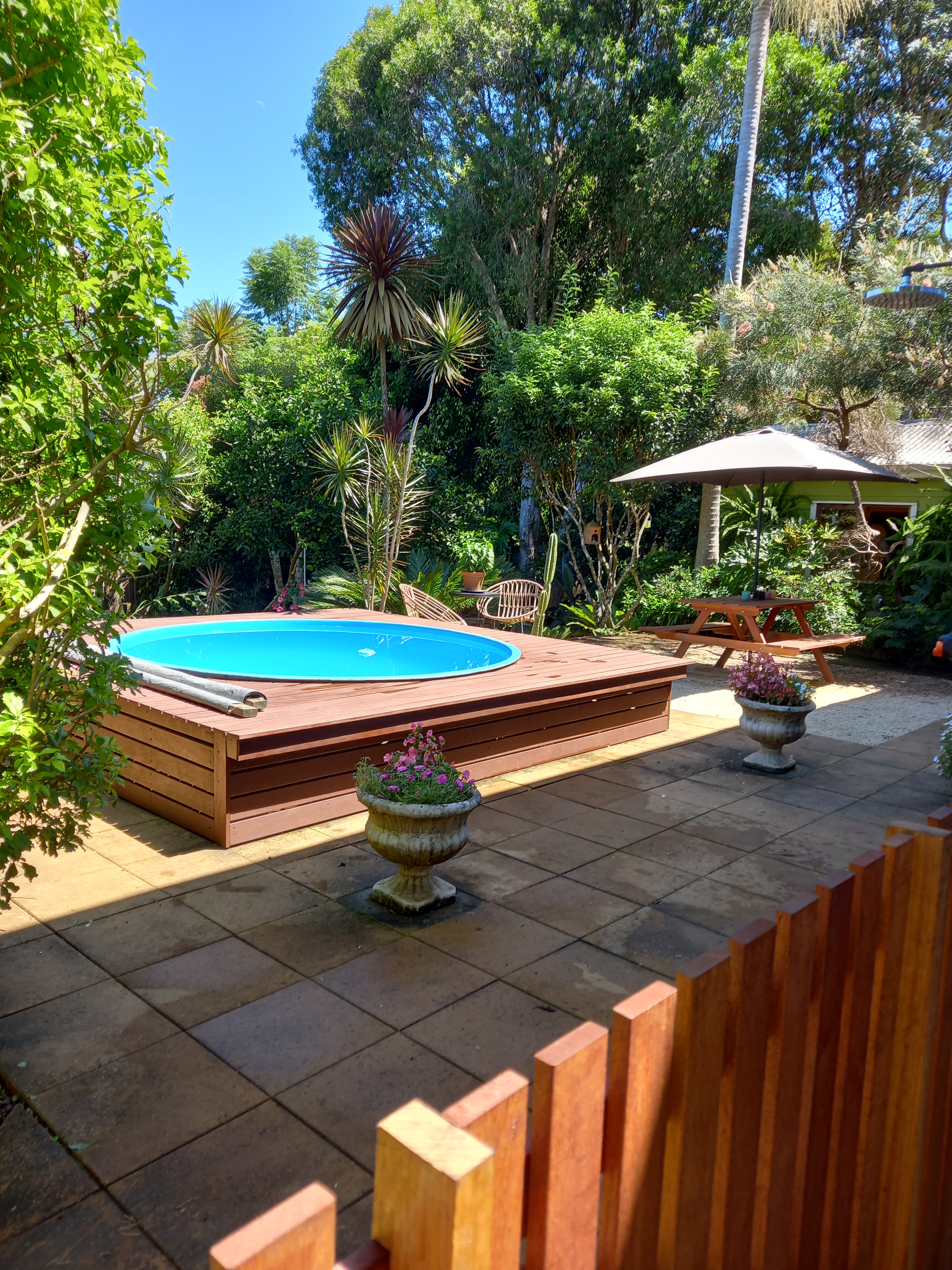 Private oasis-garden, firepit, pool and S/C studio