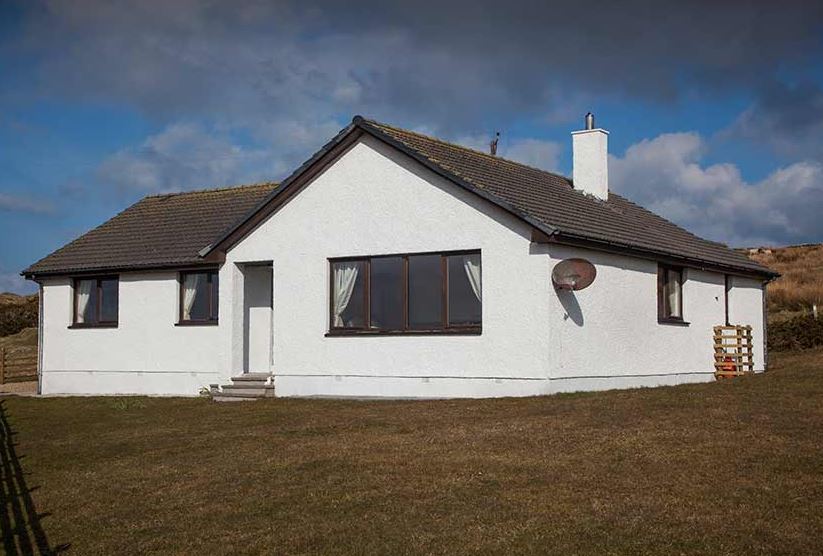 Cosy bungalow with stunning views over Loch Gorm Bungalows for Rent
