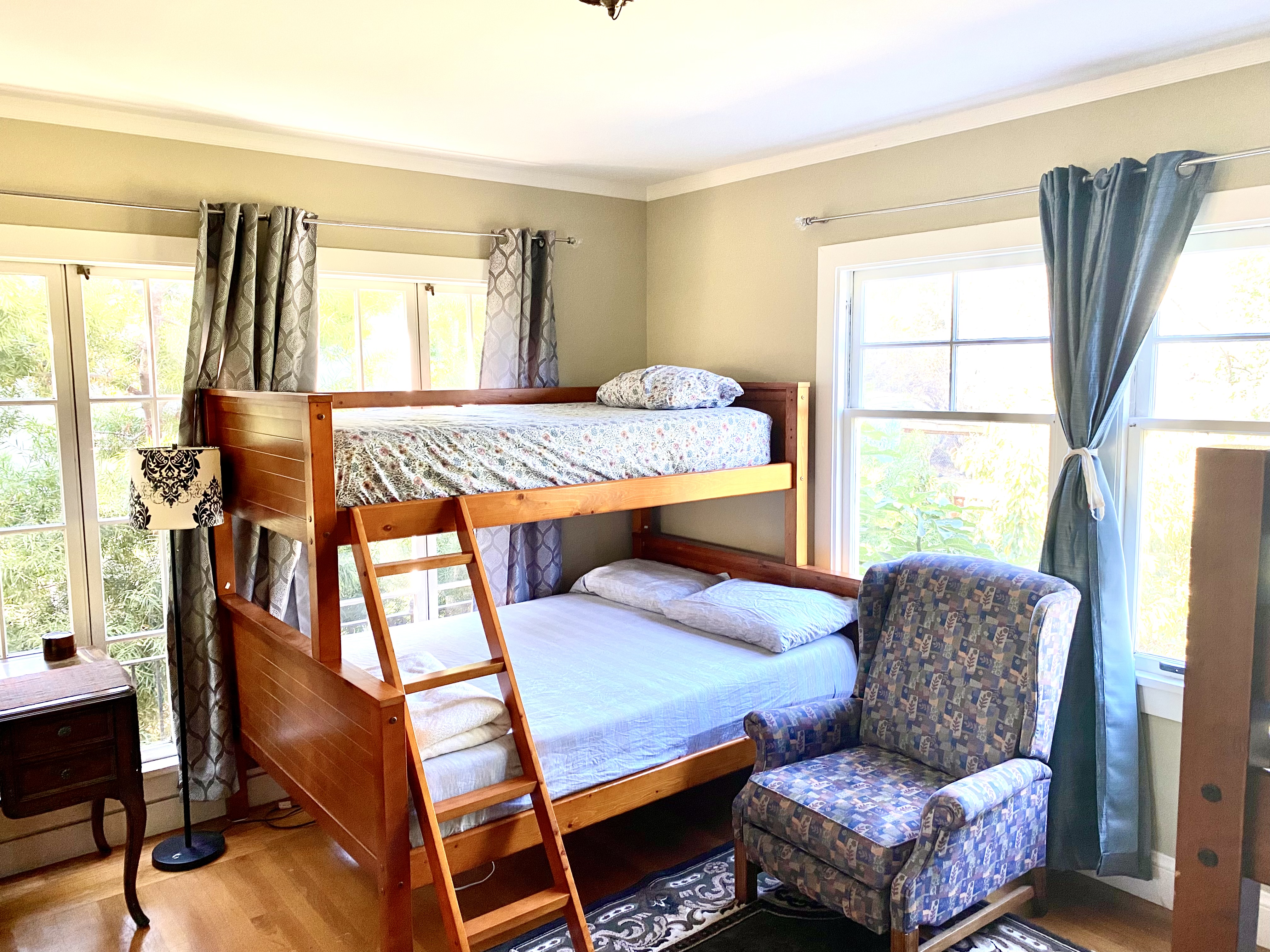 Private Group Room in a Vintage Shared Home in Frick, Oakland