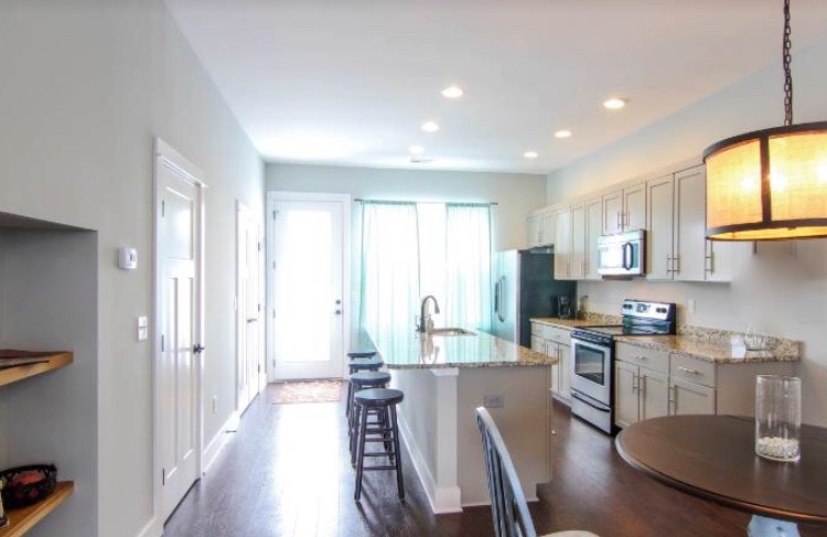 Gorgeous and spacious 2 bedroom 2.5 baths Condo in District 7, Nashville