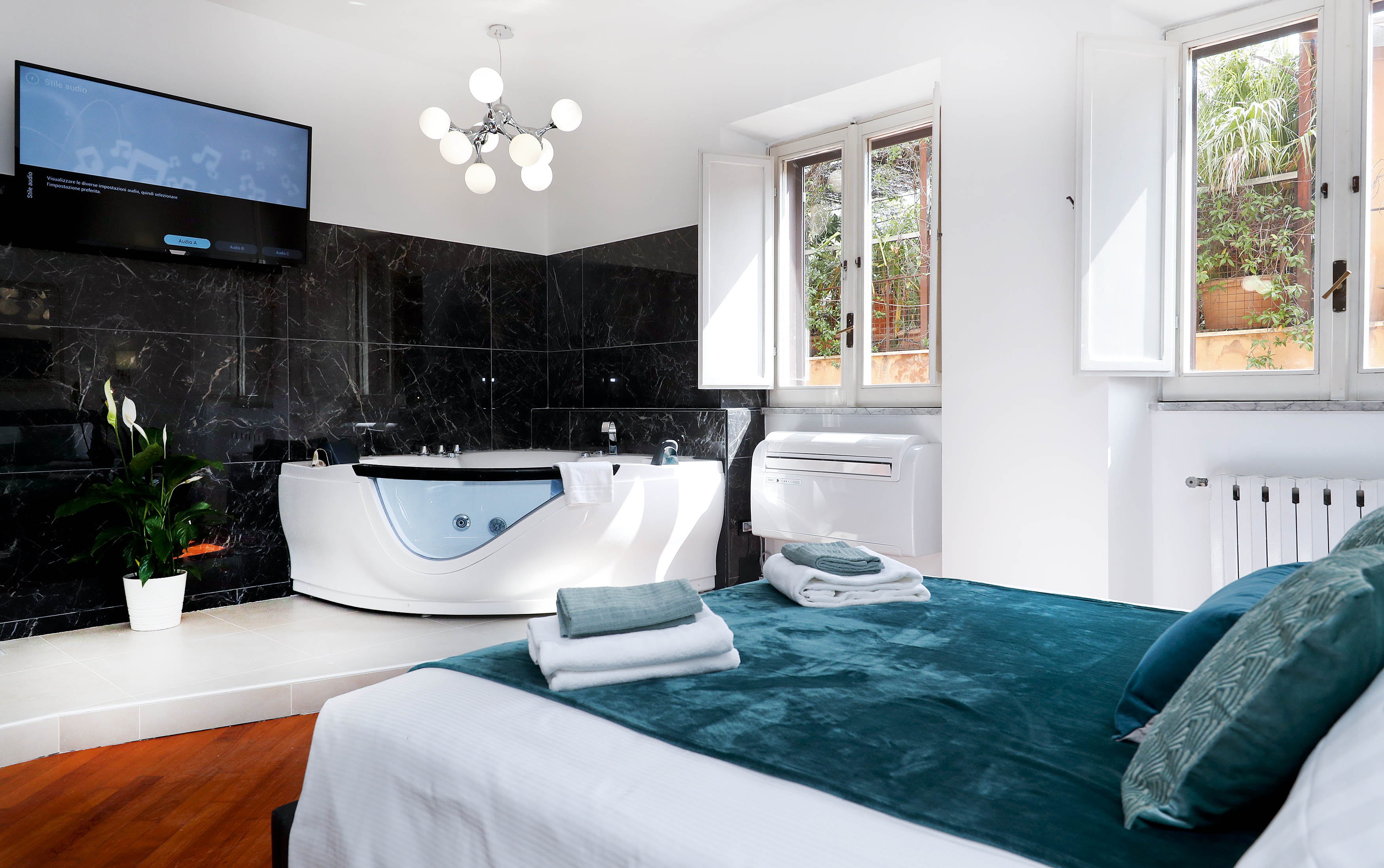 Pantheon Amazing Jacuzzi Suite