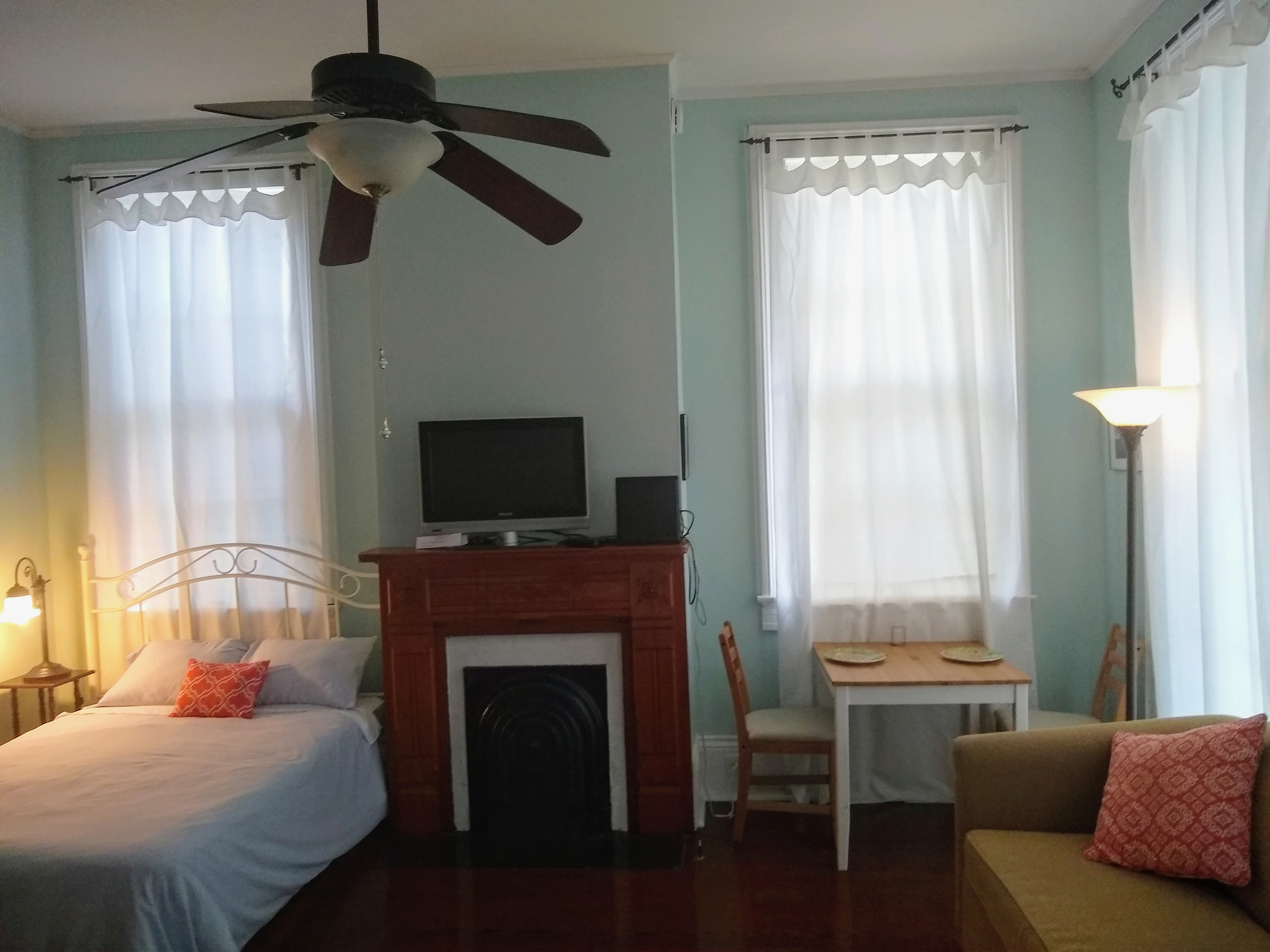 Uptown Charm. Close to Magazine St in Touro, New Orleans