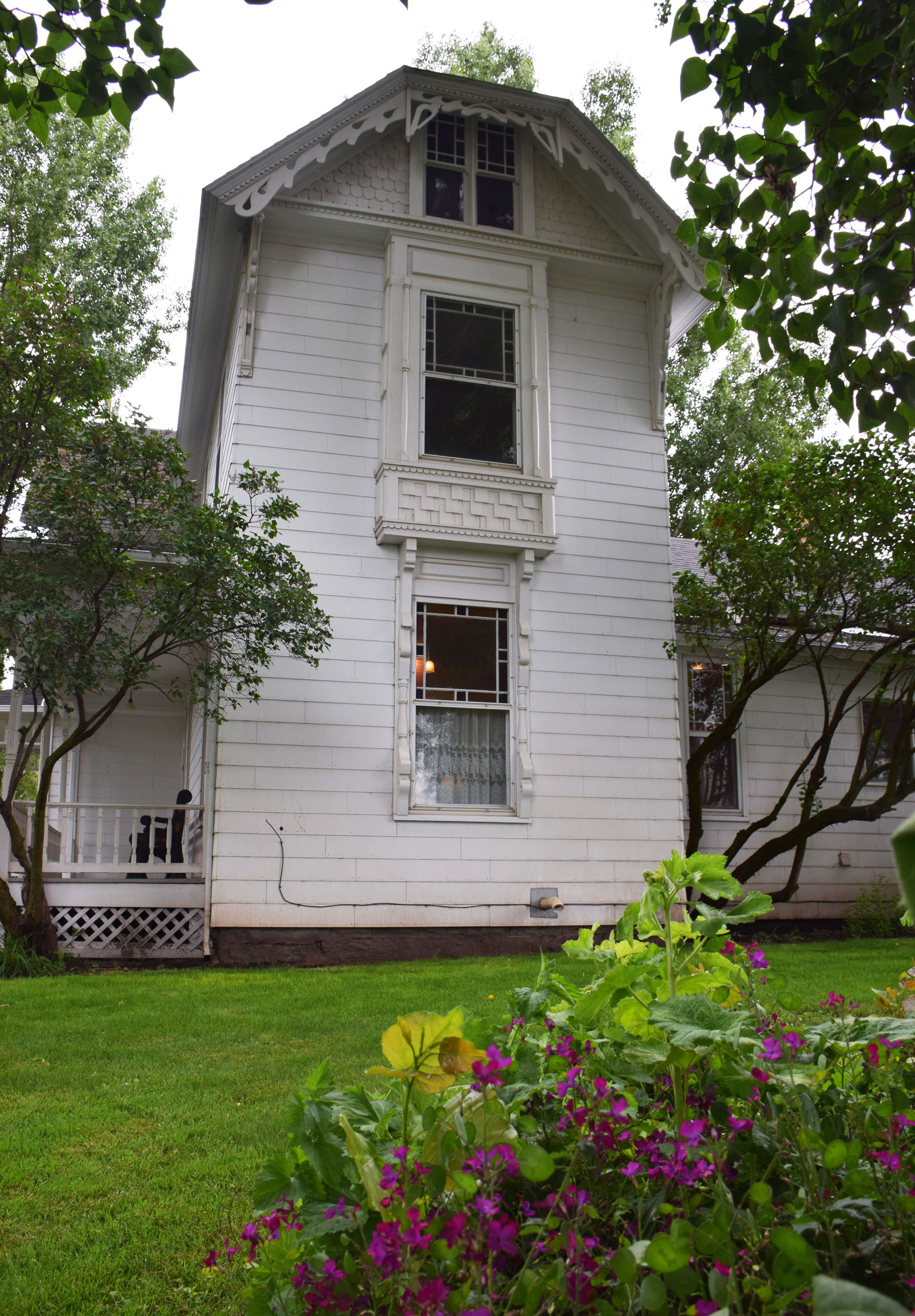 Granny's Farmhouse, an historic 1895 Victorian Houses for Rent in La