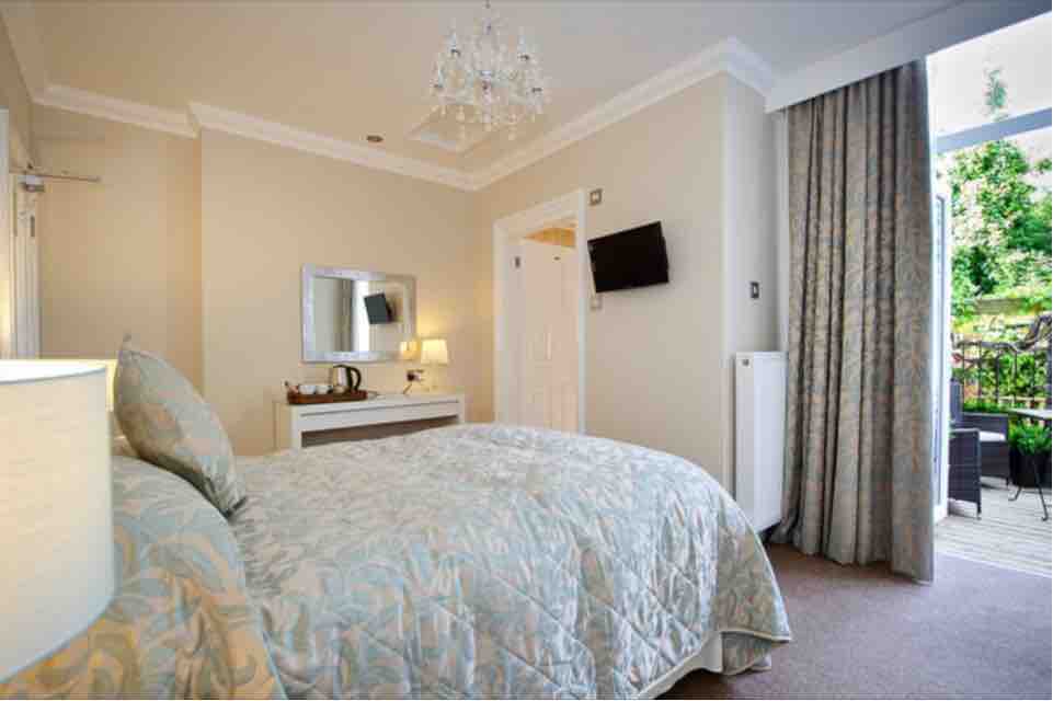 Garden Apartment in Sale Centre Quiet|Free parking in Trafford District, Greater Manchester