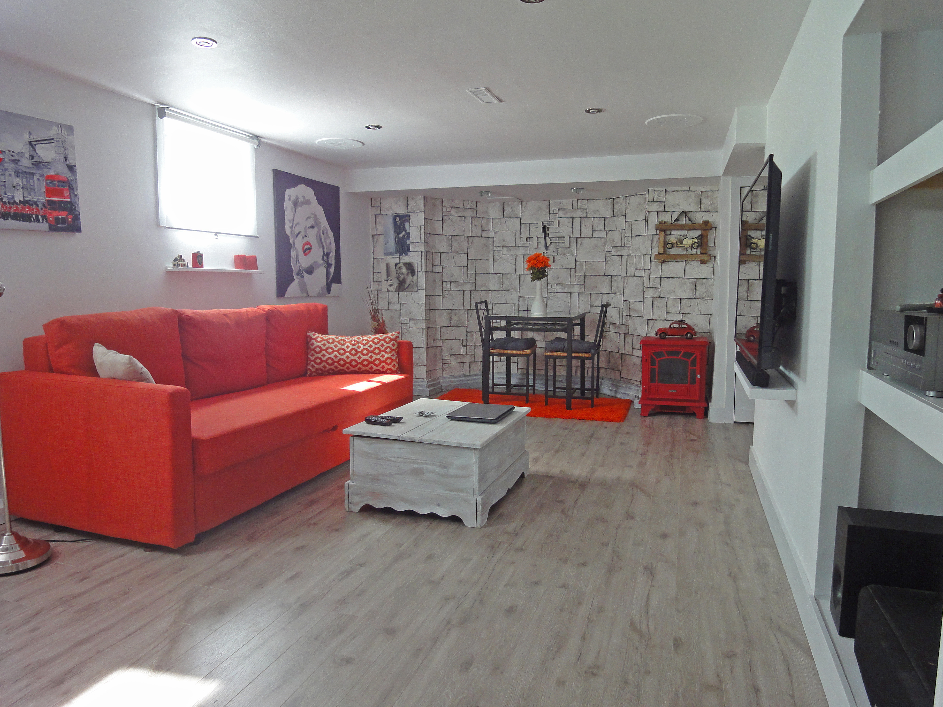 Private apartment in the heart of East York !