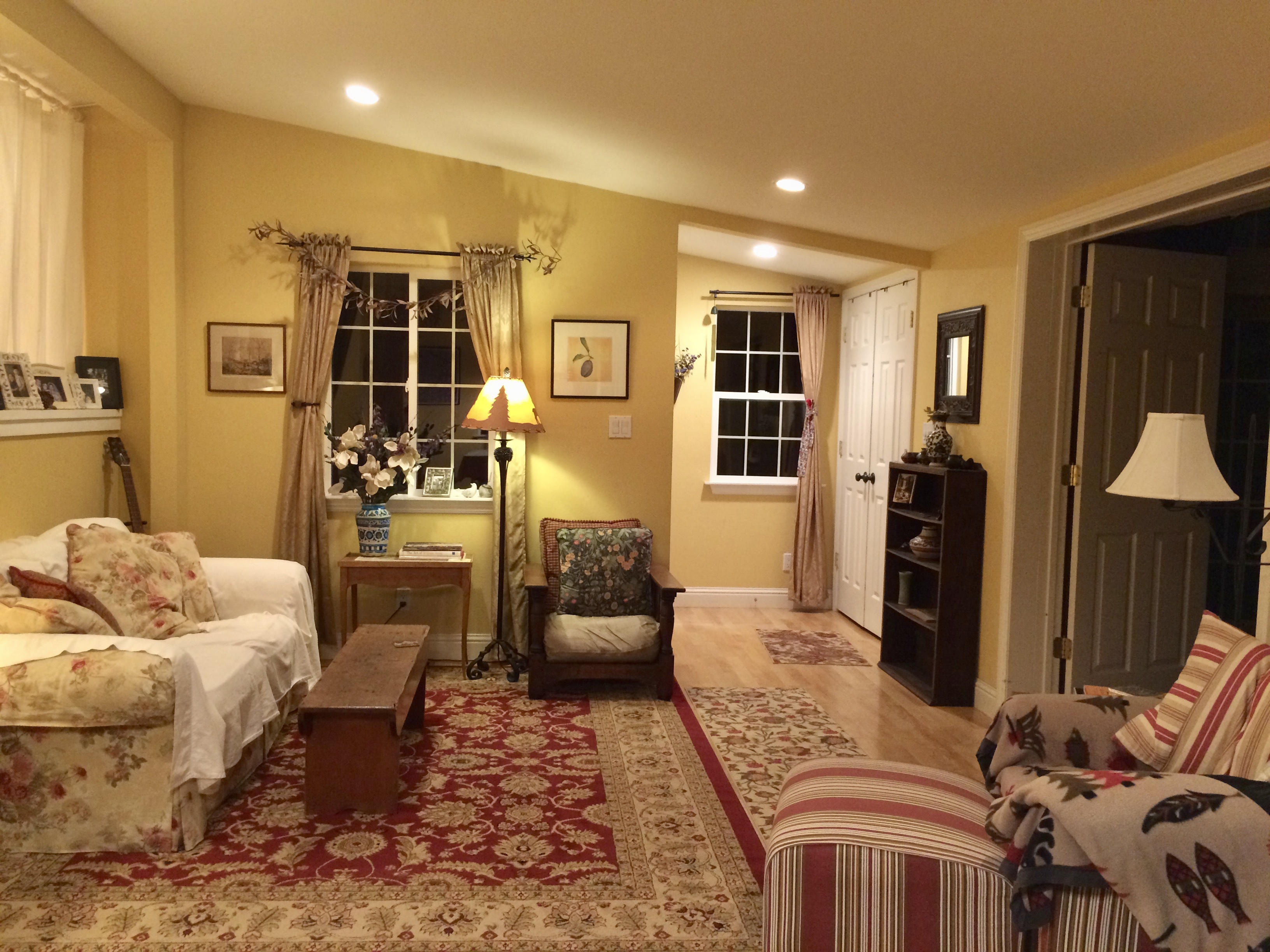 Cottage Home on Large Wooded Property in Oakmore, Oakland