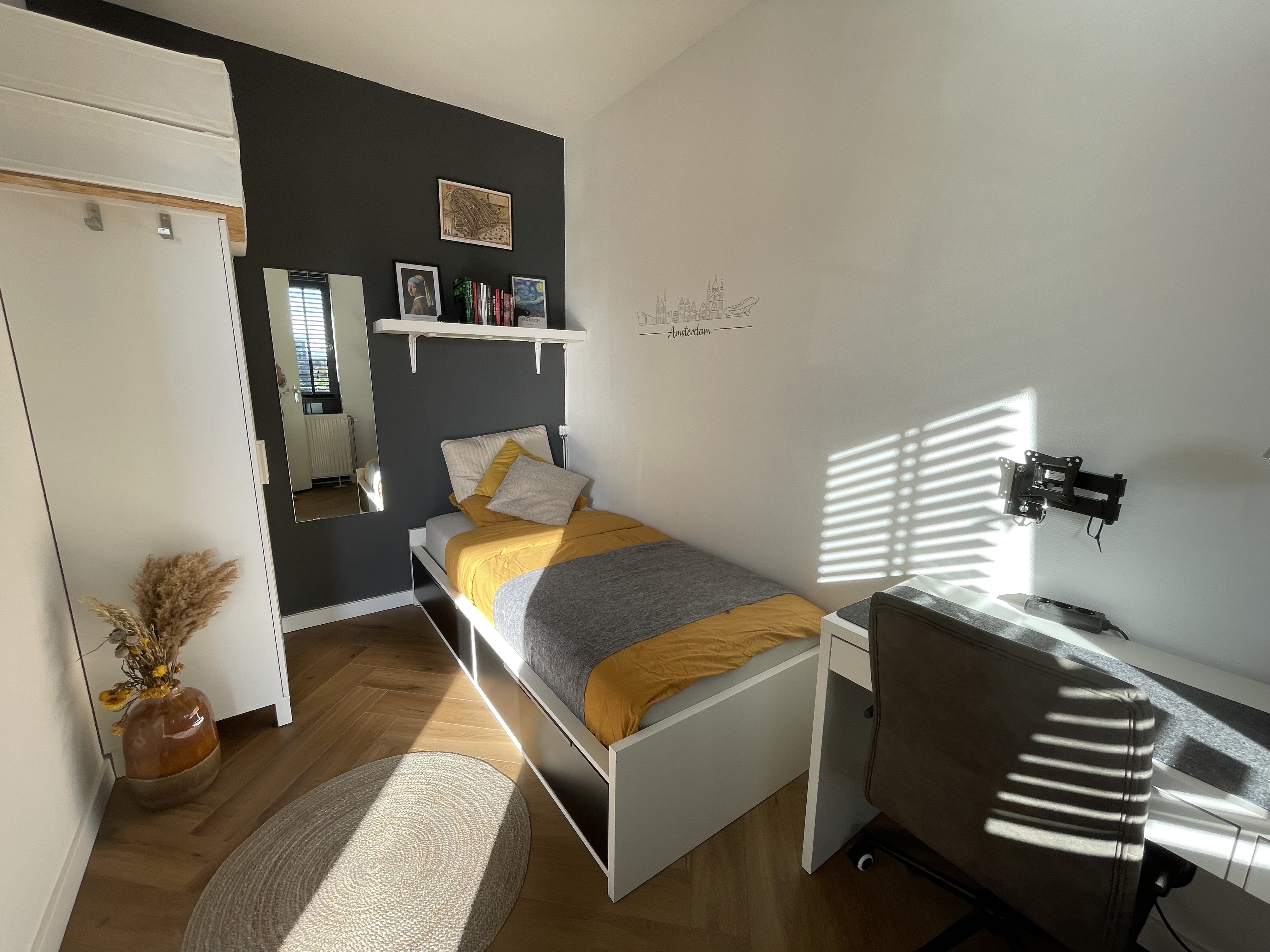 Private room in a stylish apartment near citybeach โ Amsterdam stay