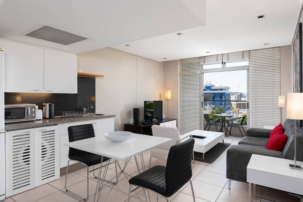 Studio Apartment Walking Distance to V&A/CTICC