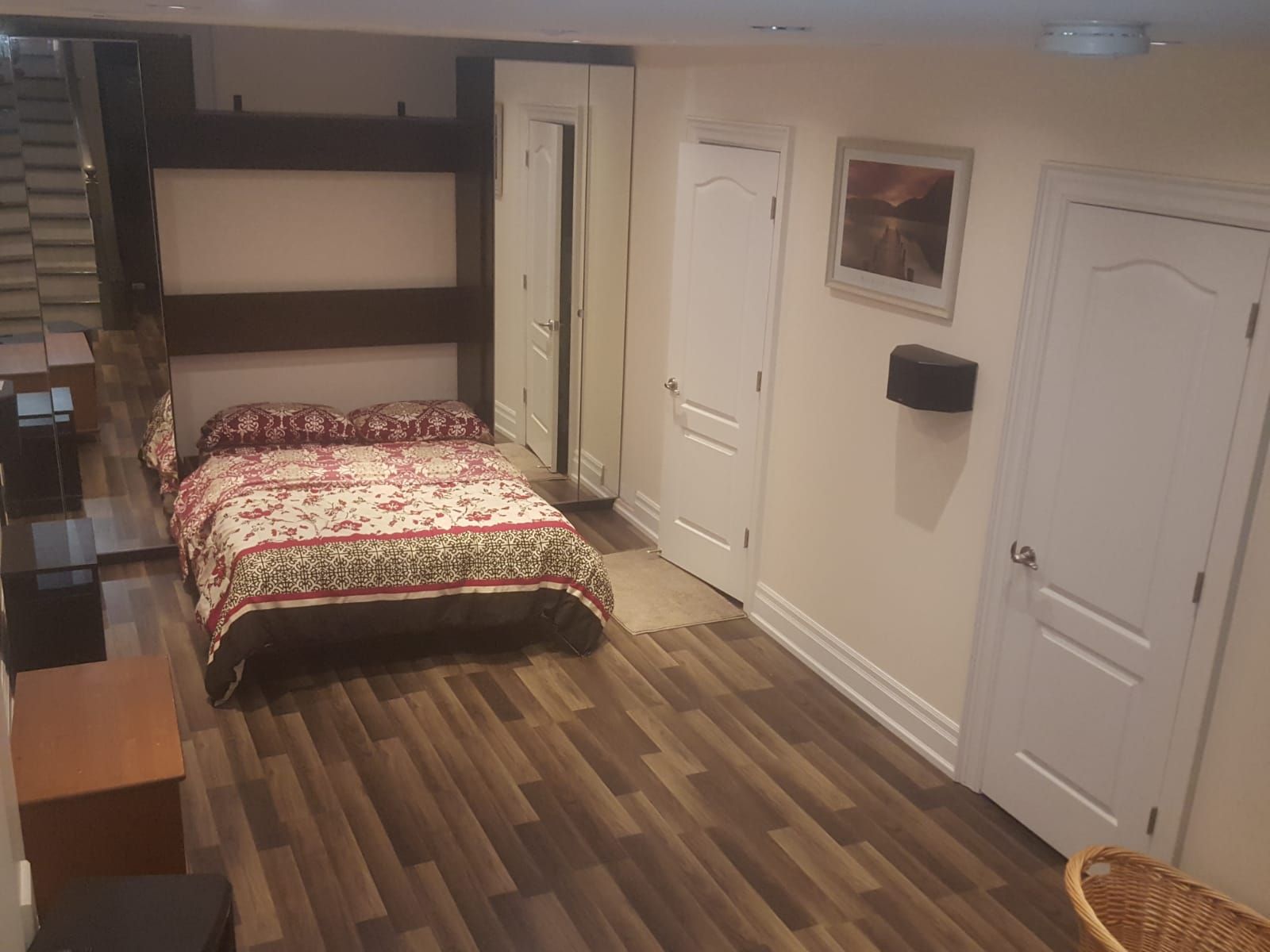 Minutes to downtown, TV, wifi, private washroom.