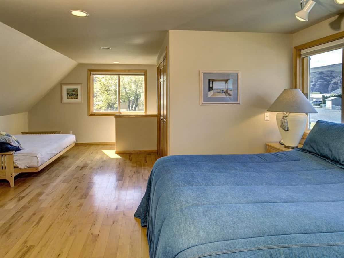 Cozy Cottage in Sunland near Amphitheatre Cottages for Rent in