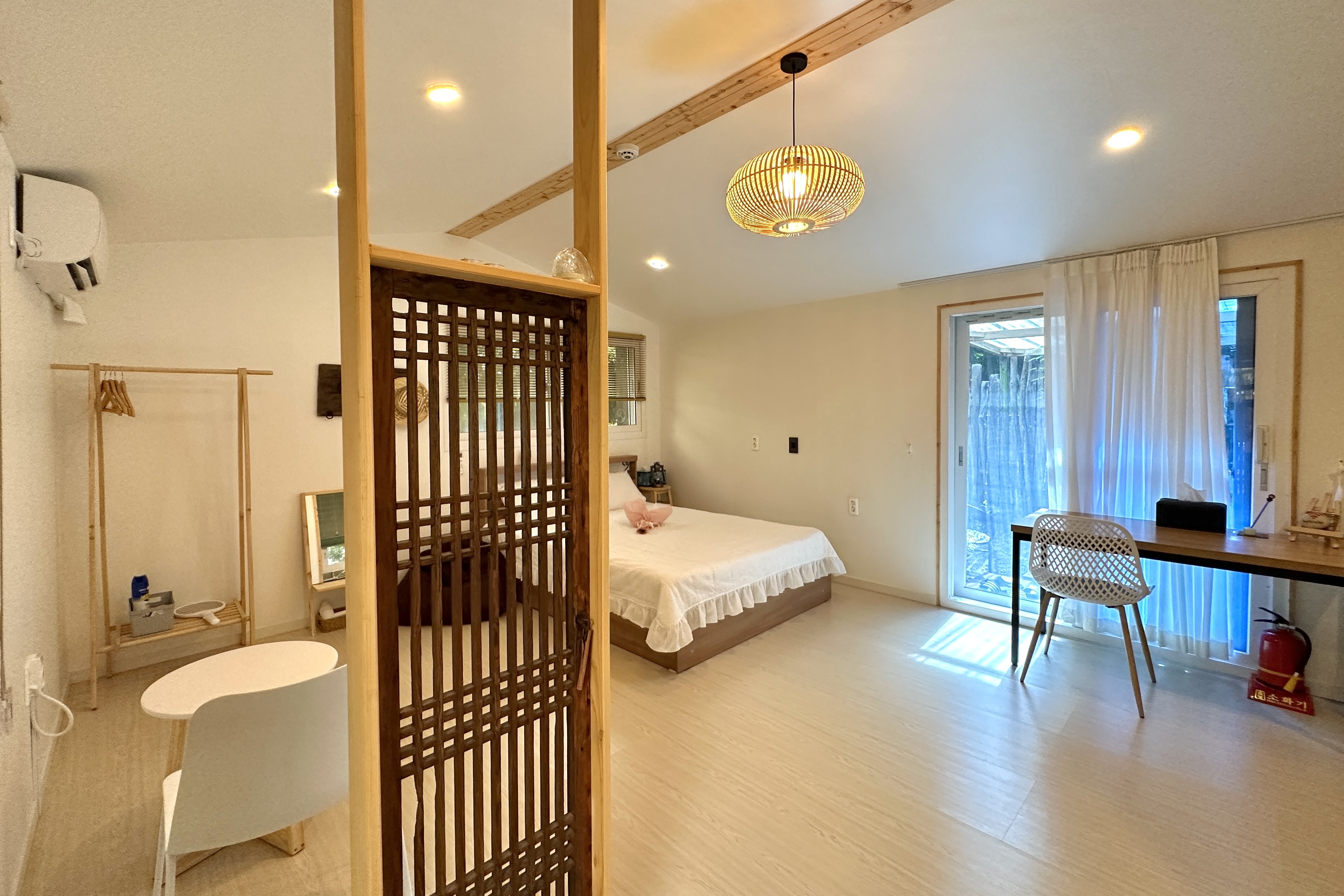 Put down the stone wall private house on the east side of Jeju Pension Happy Liberation