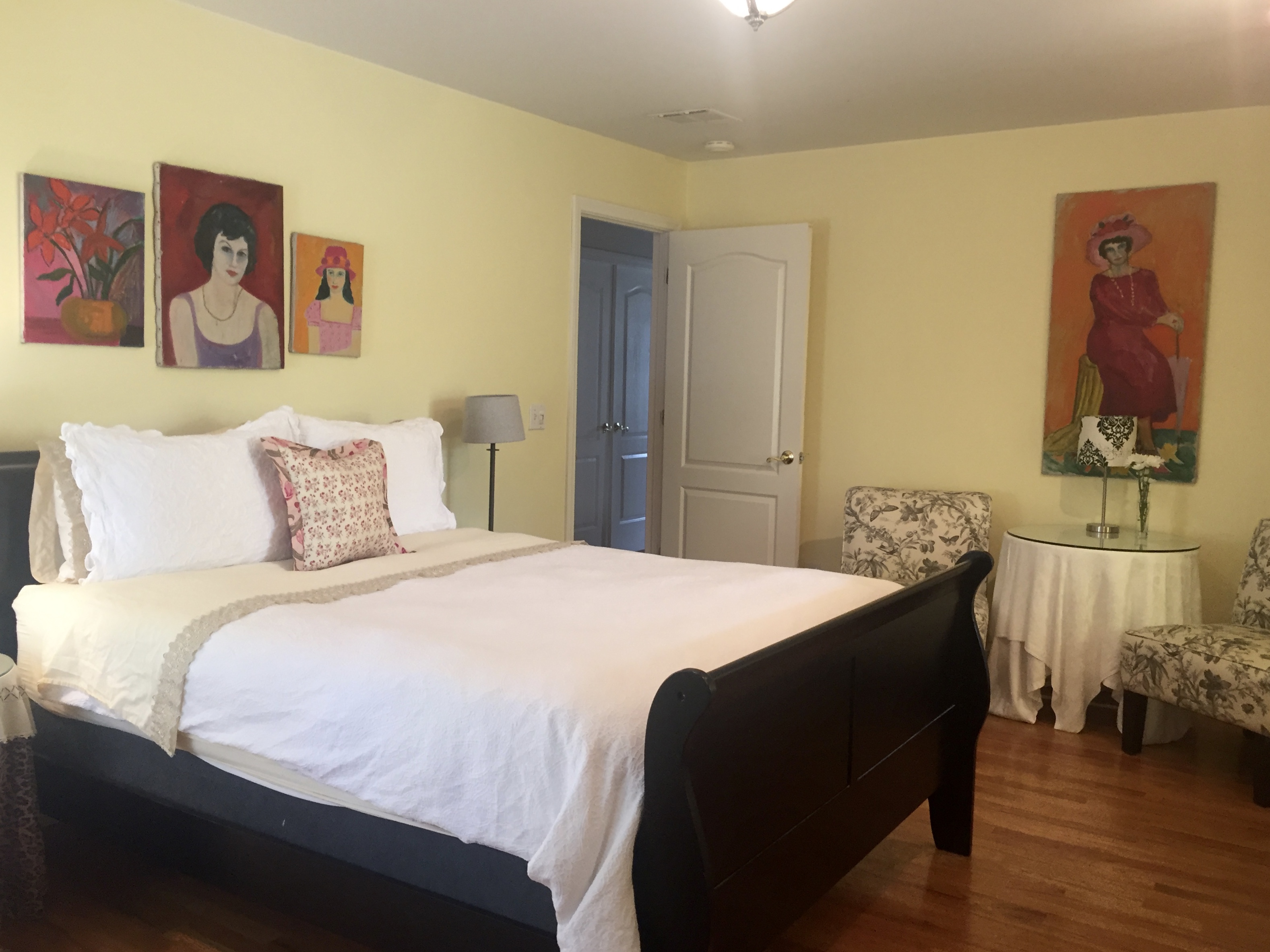 ARTSY ROOM — A Small Private Gallery with a Bed
