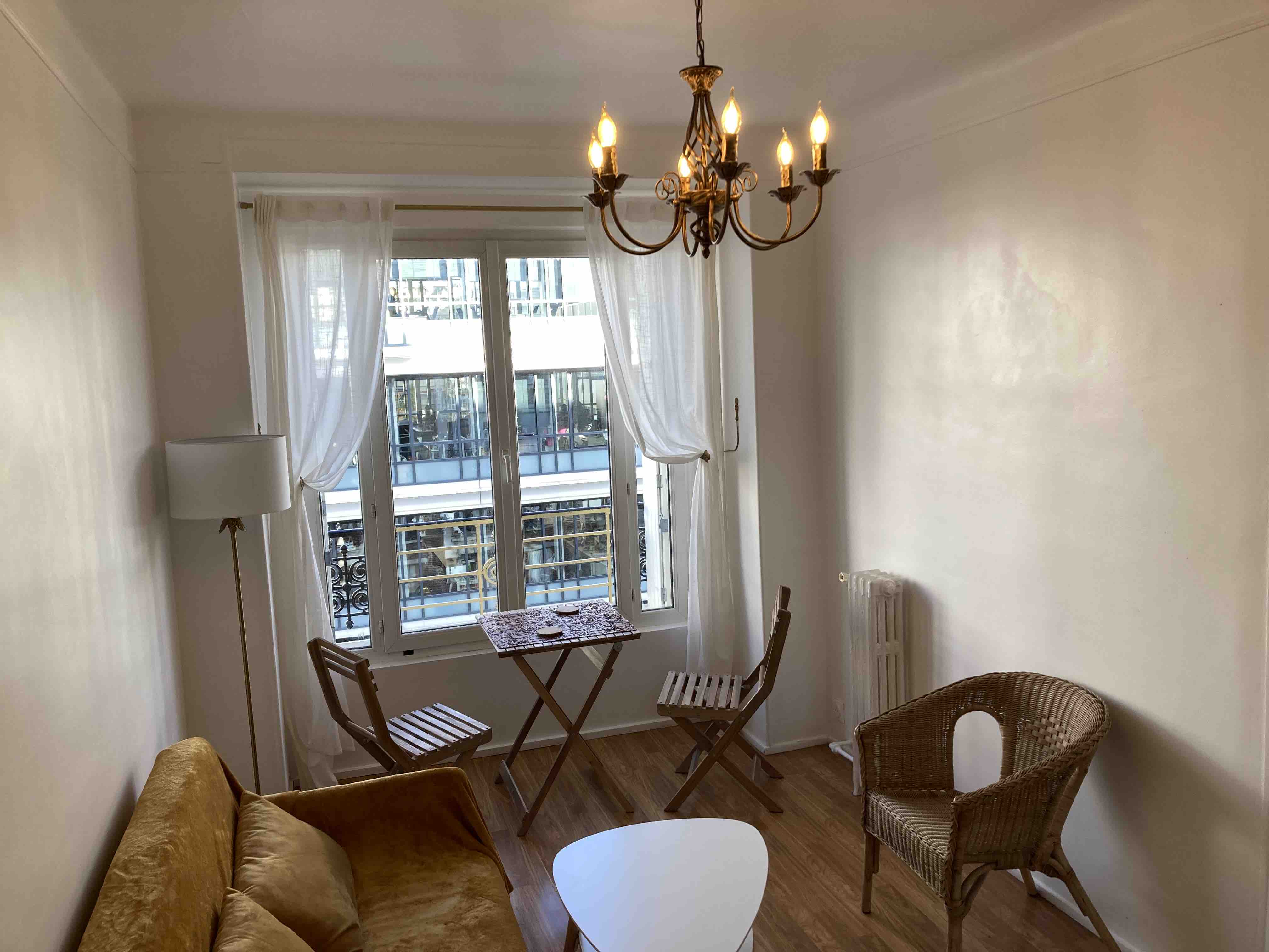 Classic Parisian appartment on Metro Line 3