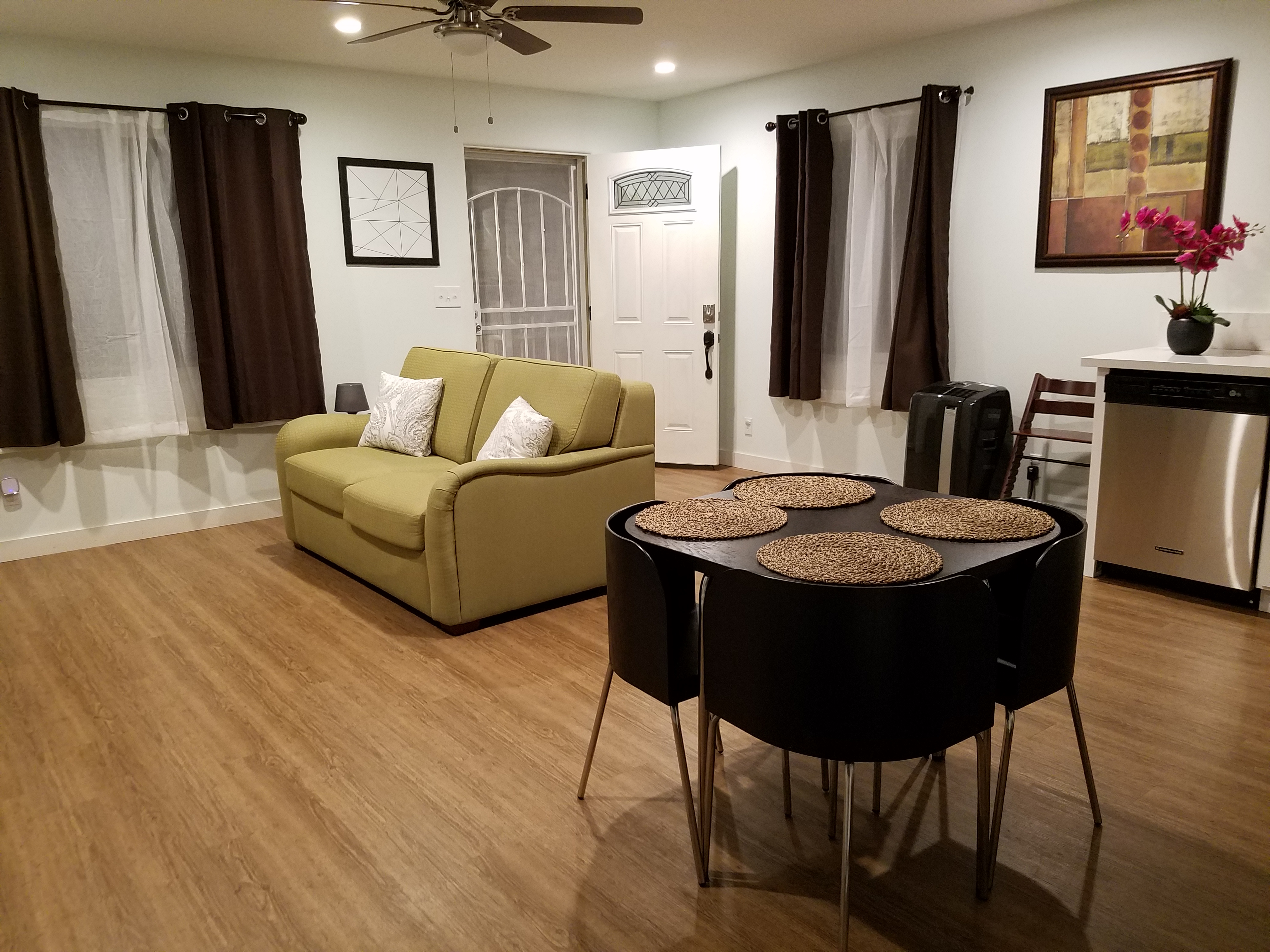 1 Bdrm Flat Close to Beach, Airport, & Downtown LA
