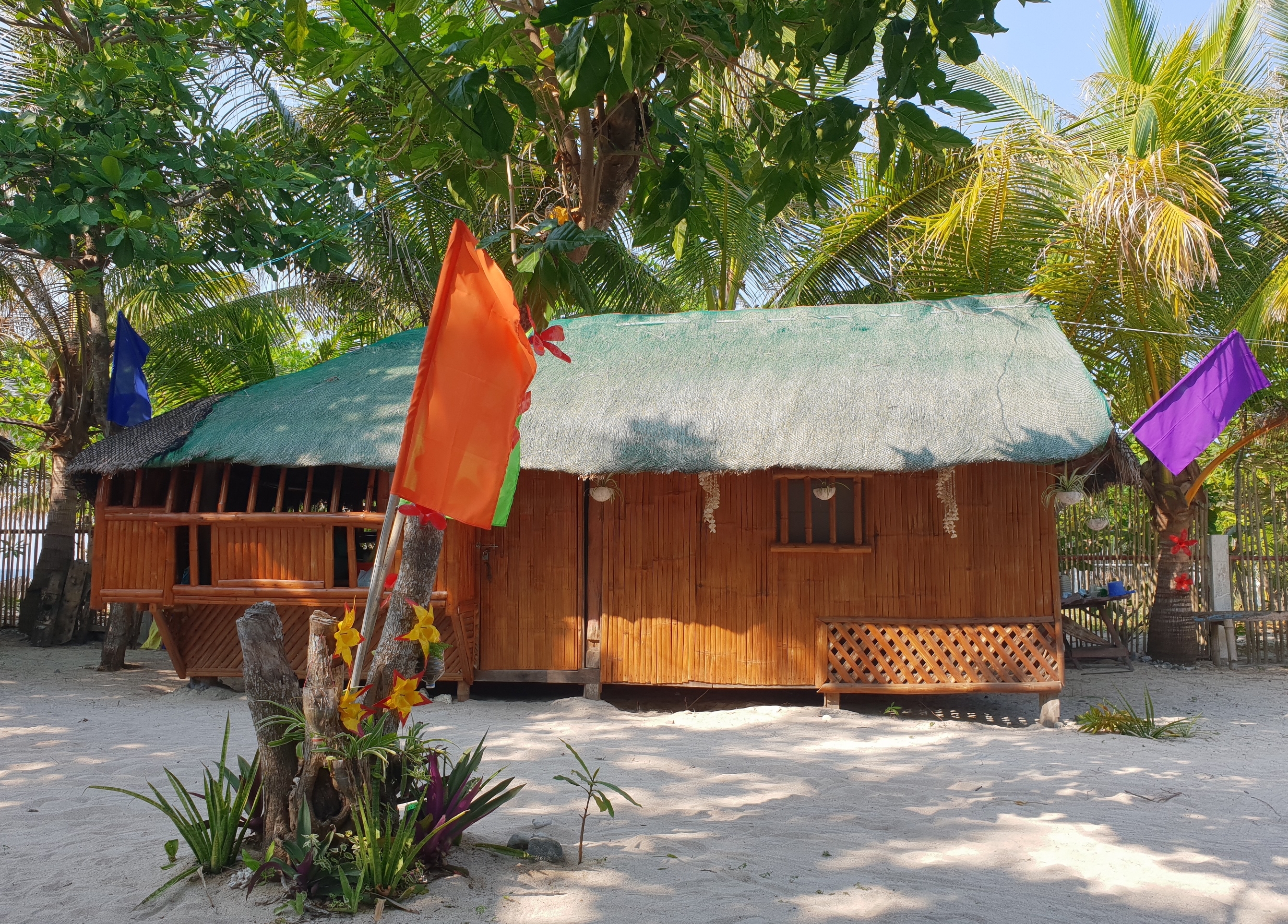 TresMarias Cottage with Fan (beachfront) in Patar